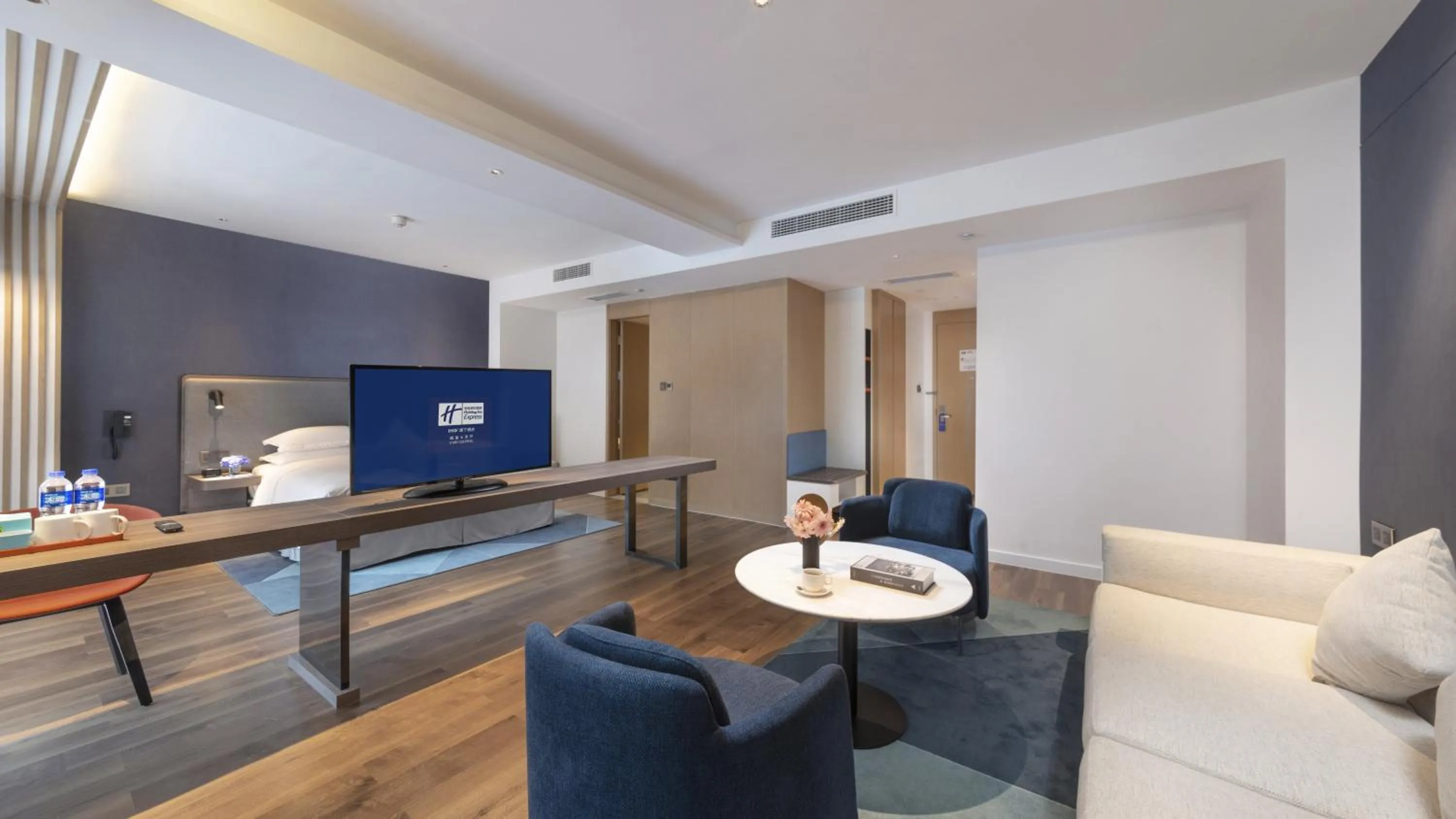 Bedroom in Holiday Inn Express Qiliping by IHG