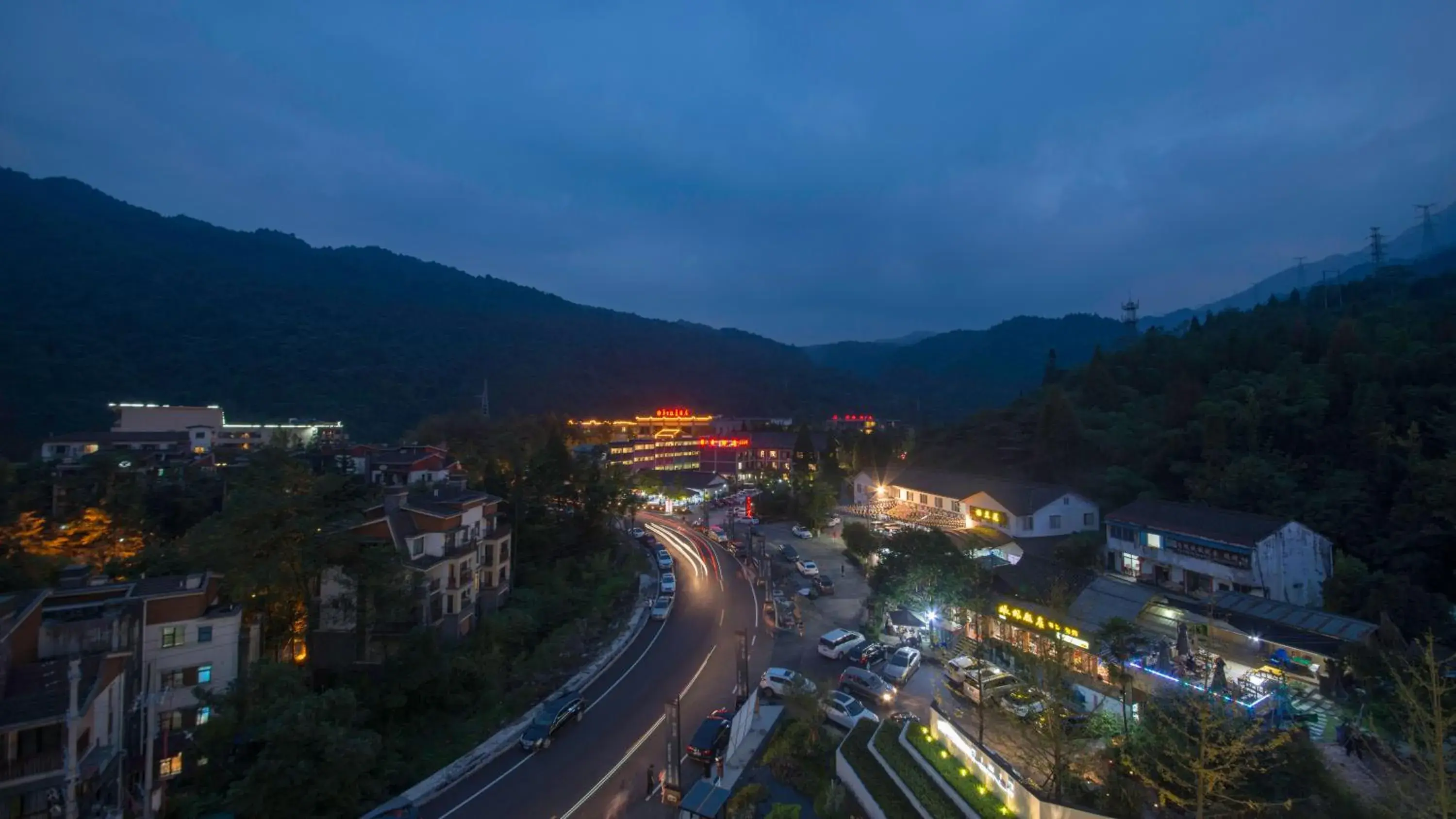 Property building in Holiday Inn Express Qiliping by IHG Property building in Holiday Inn Express Qiliping by IHG