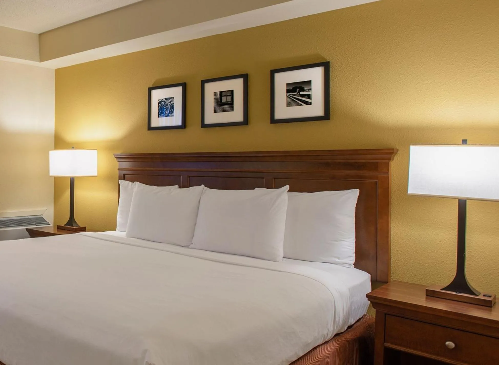 Bed in Travelodge Suites by Wyndham Regina - Eastgate Bay