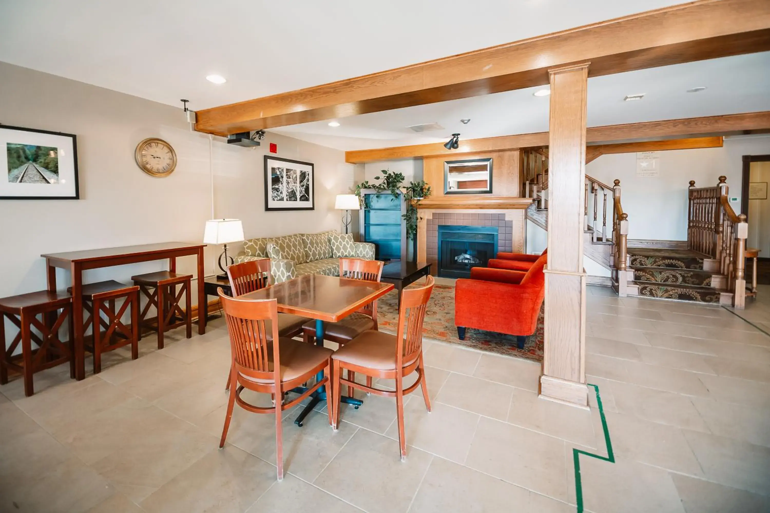 Property building in Travelodge Suites by Wyndham Regina - Eastgate Bay Property building in Travelodge Suites by Wyndham Regina - Eastgate Bay