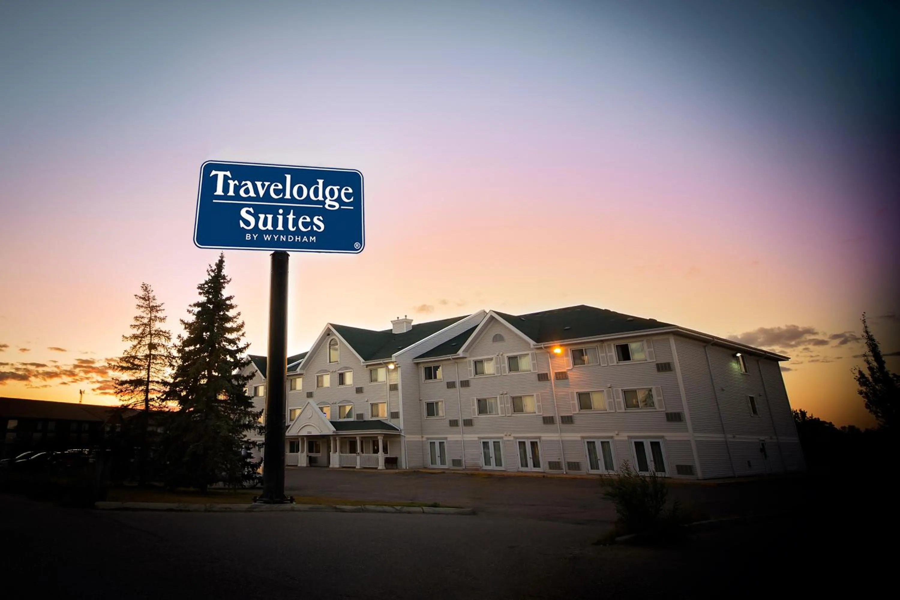 Sunset in Travelodge Suites by Wyndham Regina - Eastgate Bay
