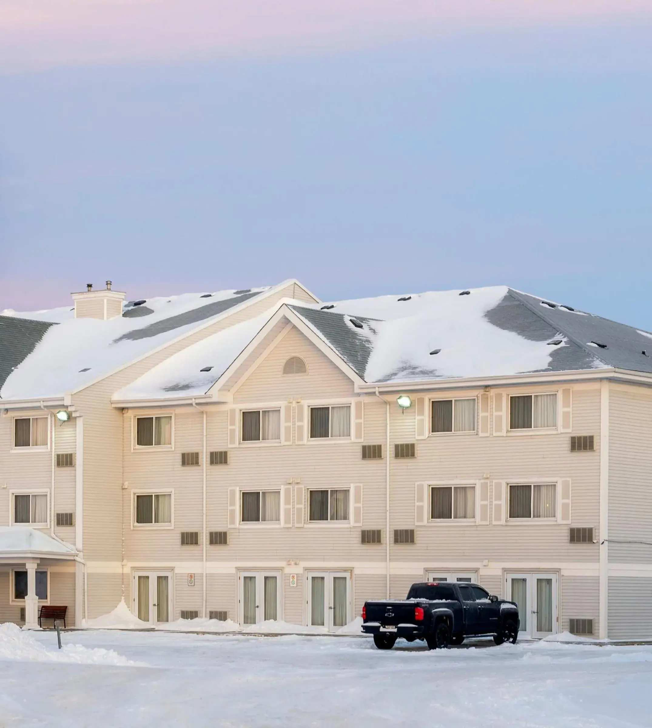 Property building in Travelodge Suites by Wyndham Regina - Eastgate Bay Property building in Travelodge Suites by Wyndham Regina - Eastgate Bay