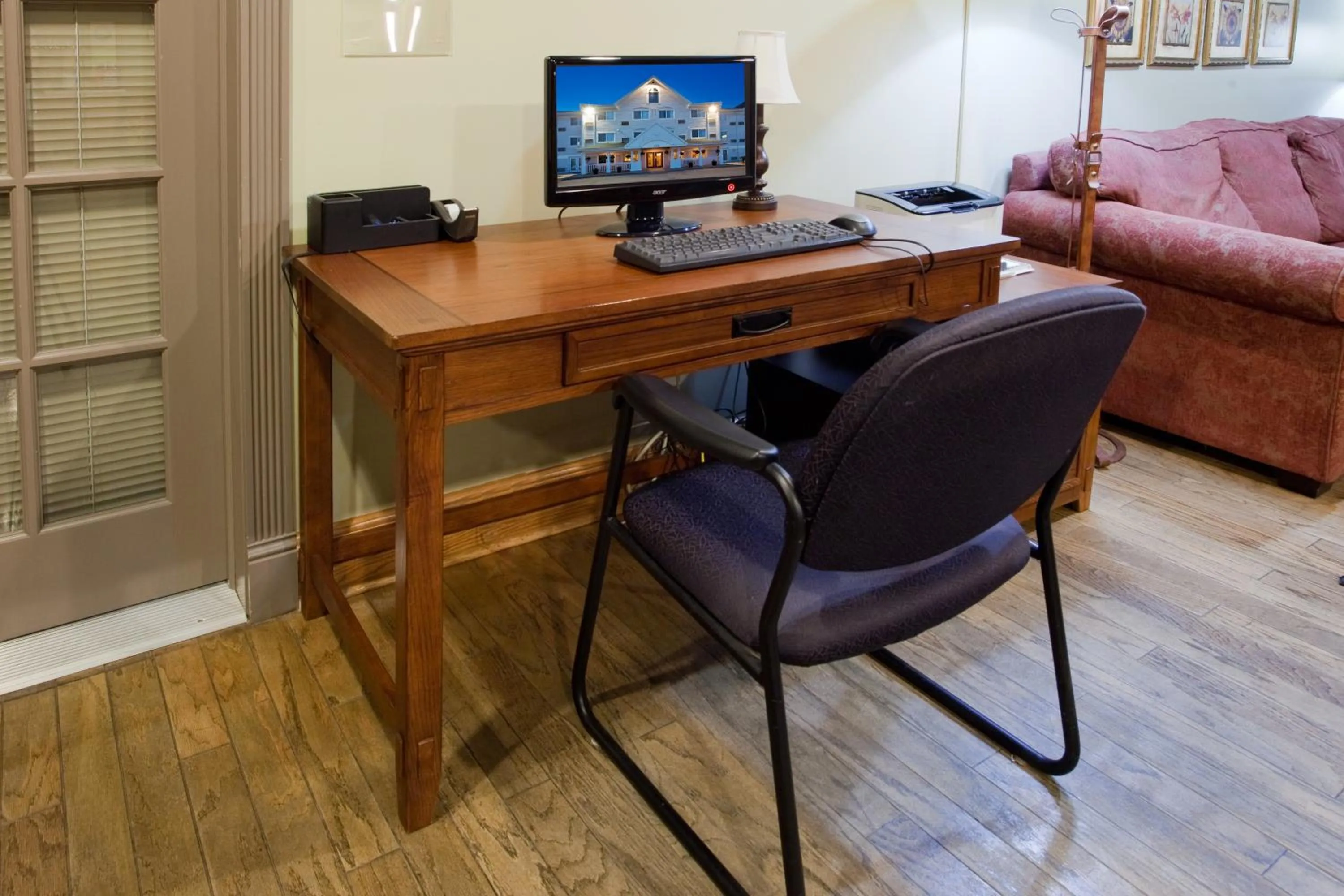 Lobby or reception in Travelodge Suites by Wyndham Regina - Eastgate Bay