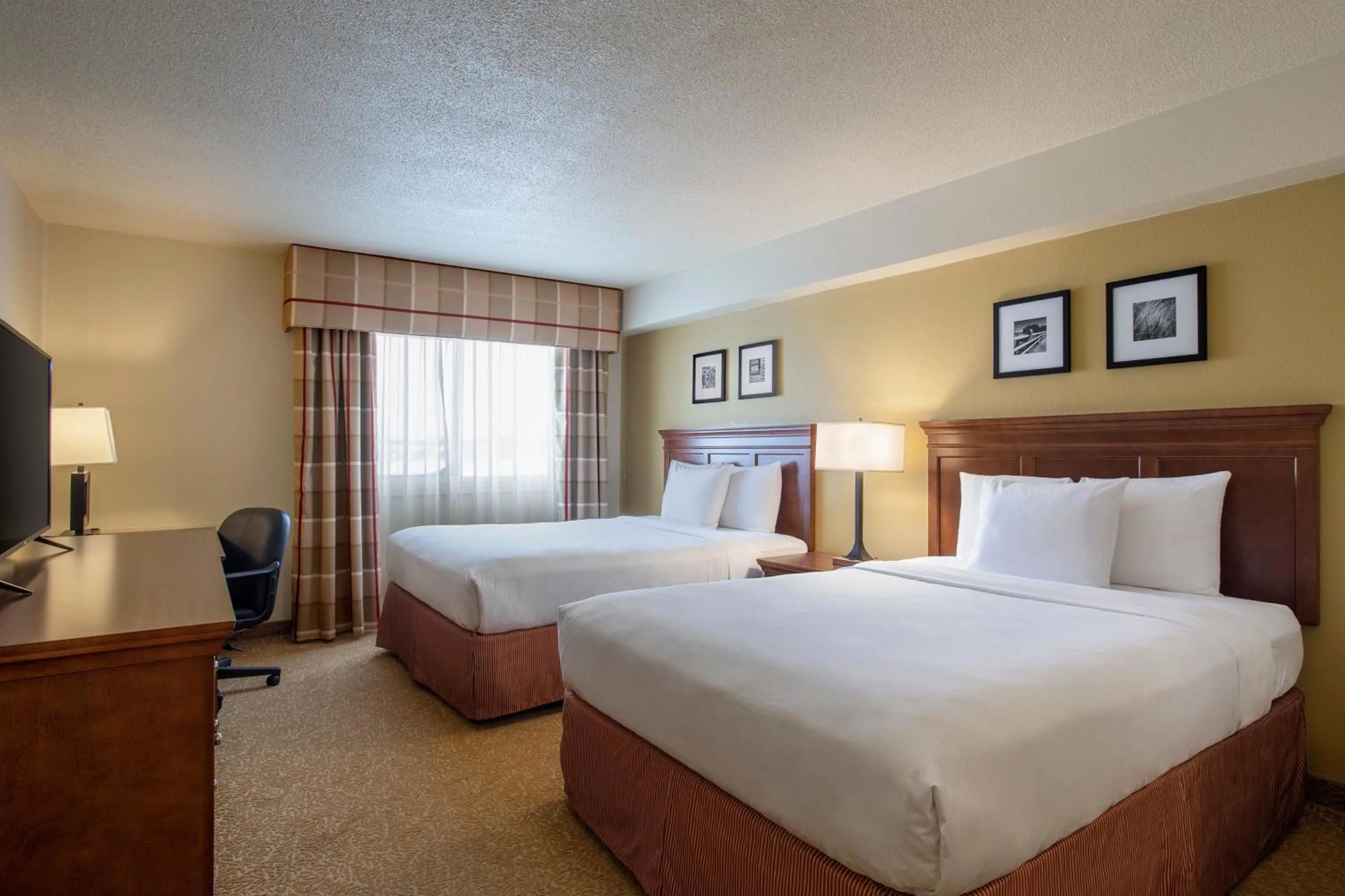 Bedroom, Bed in Travelodge Suites by Wyndham Regina - Eastgate Bay