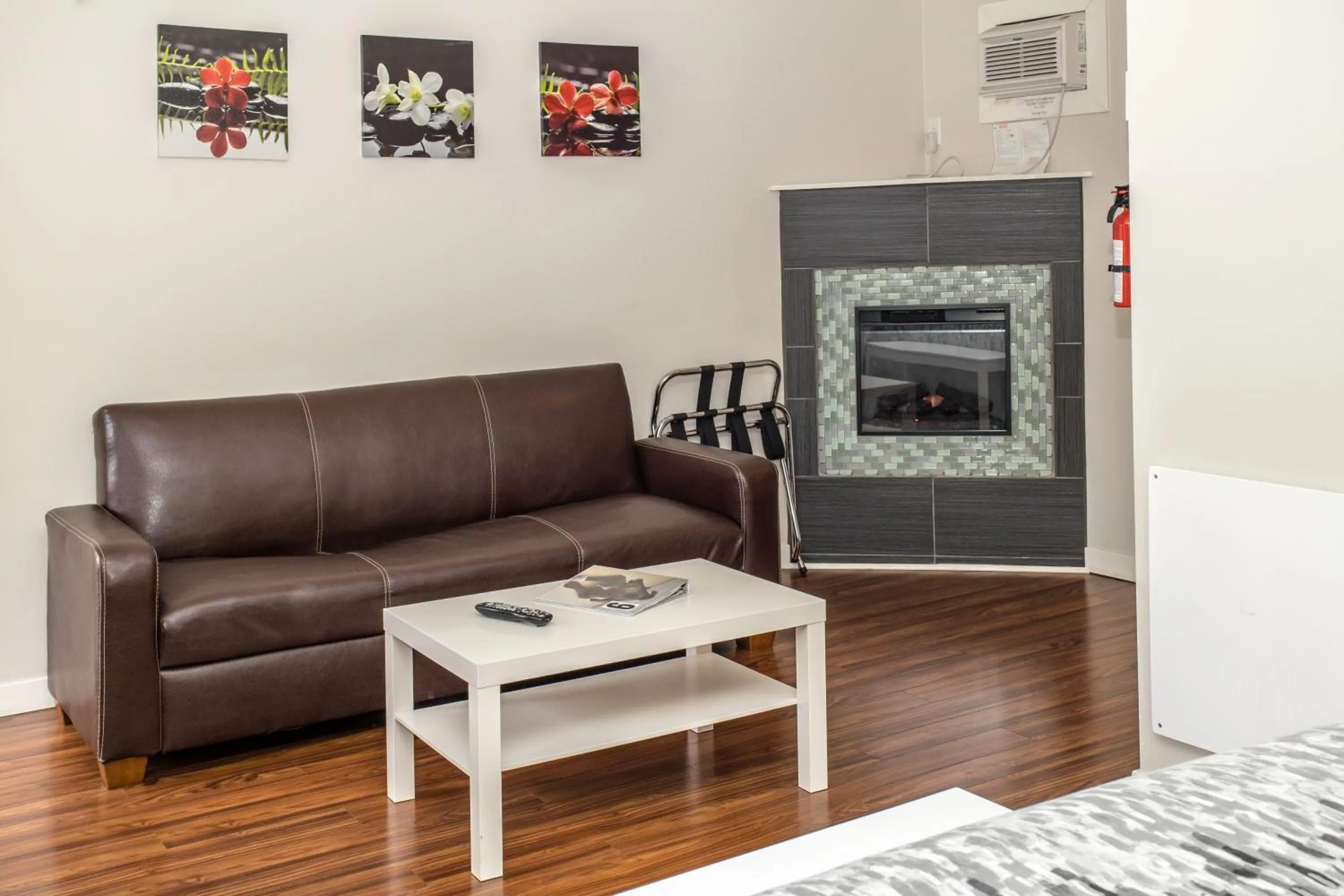 Living room in Crescent Motel