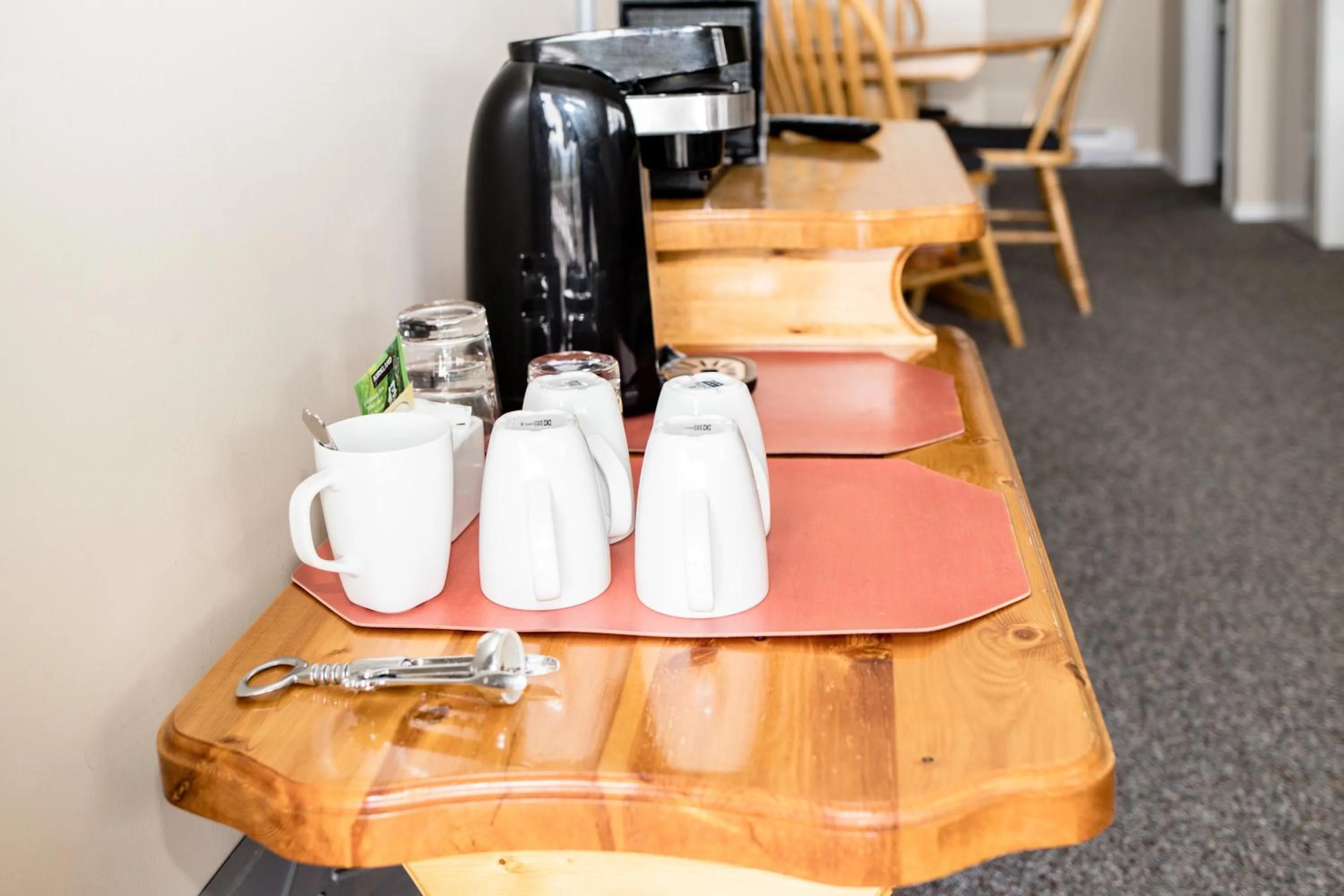 Coffee/tea facilities in Crescent Motel