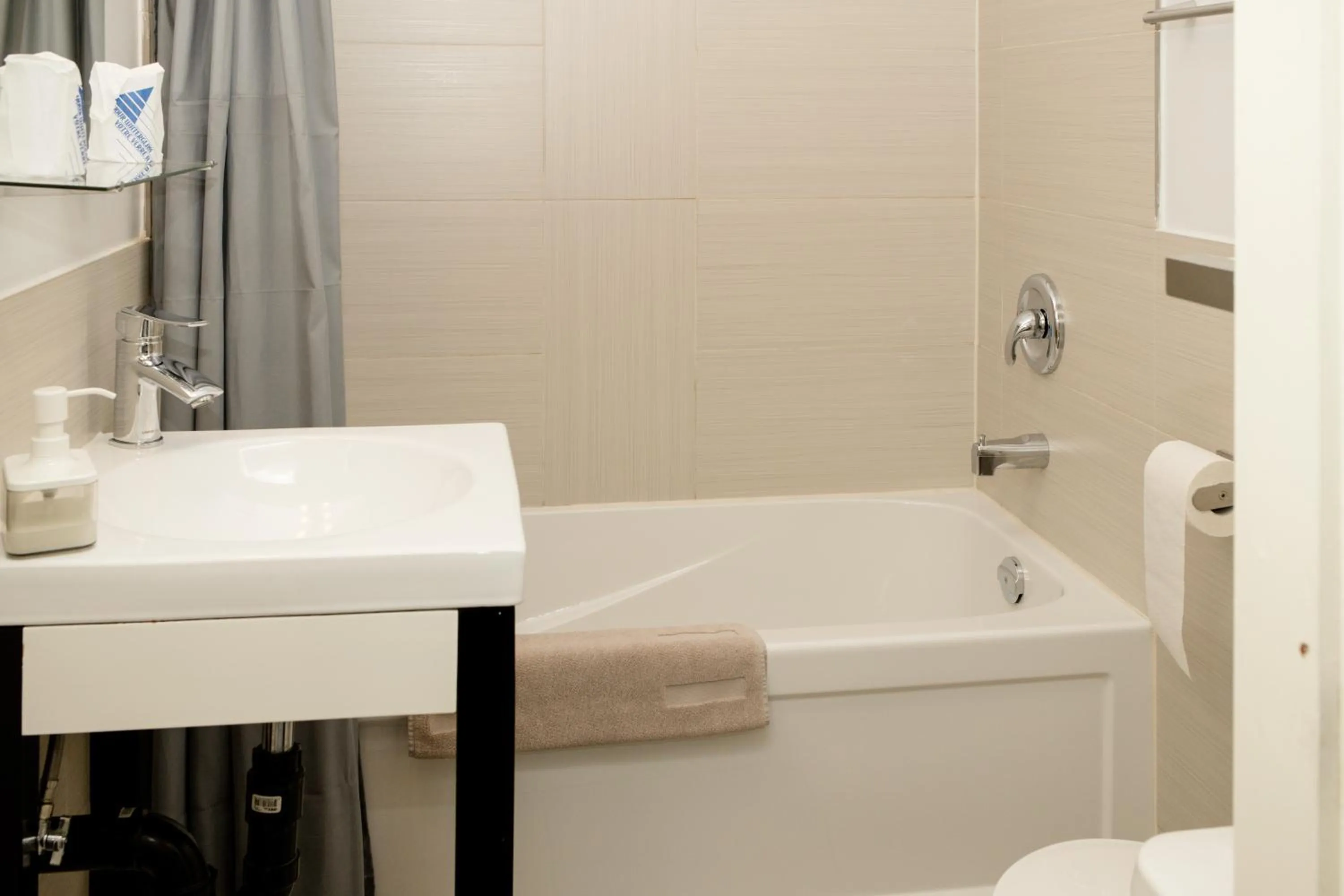 Bathroom in Crescent Motel