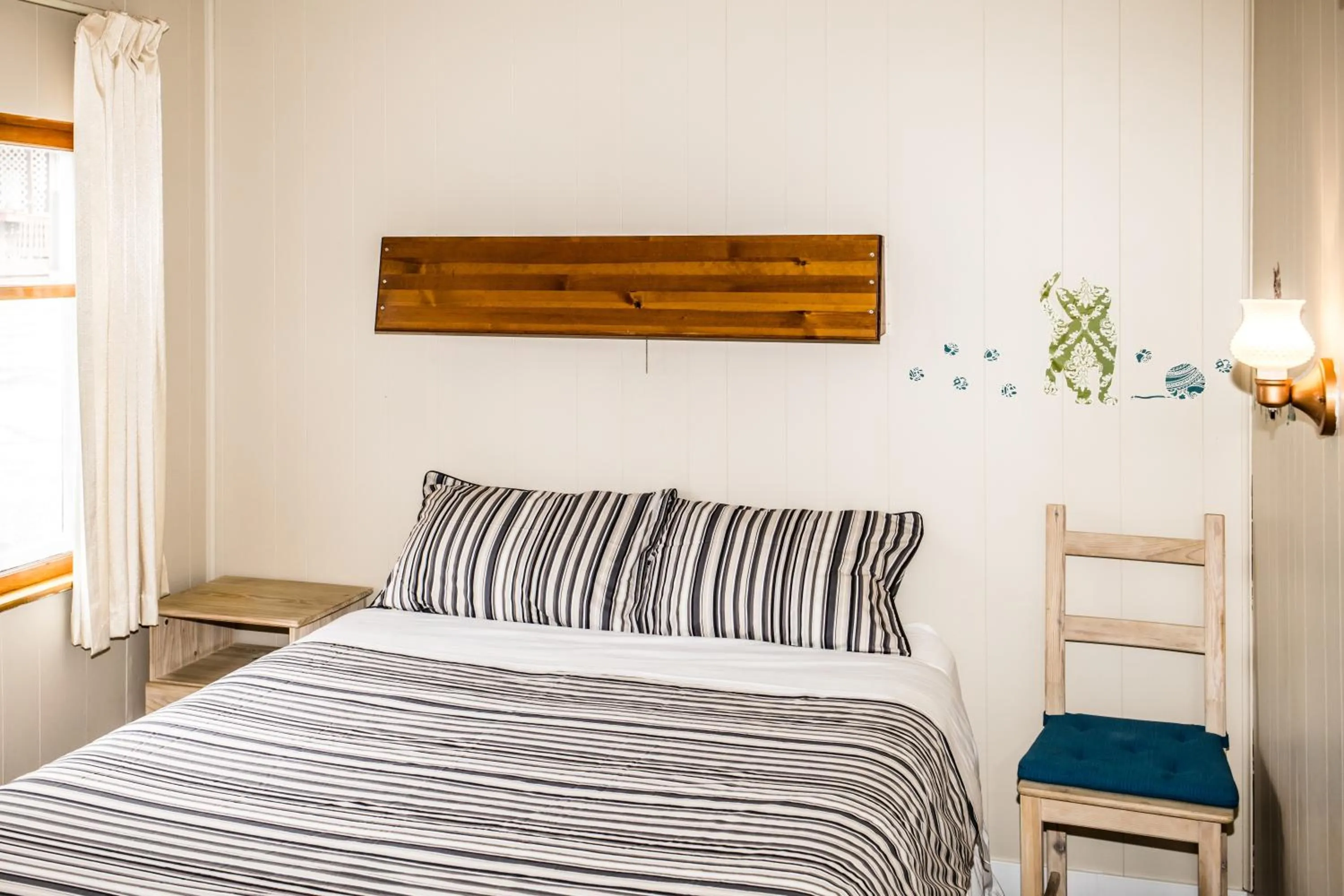 Bedroom, Bed in Crescent Motel