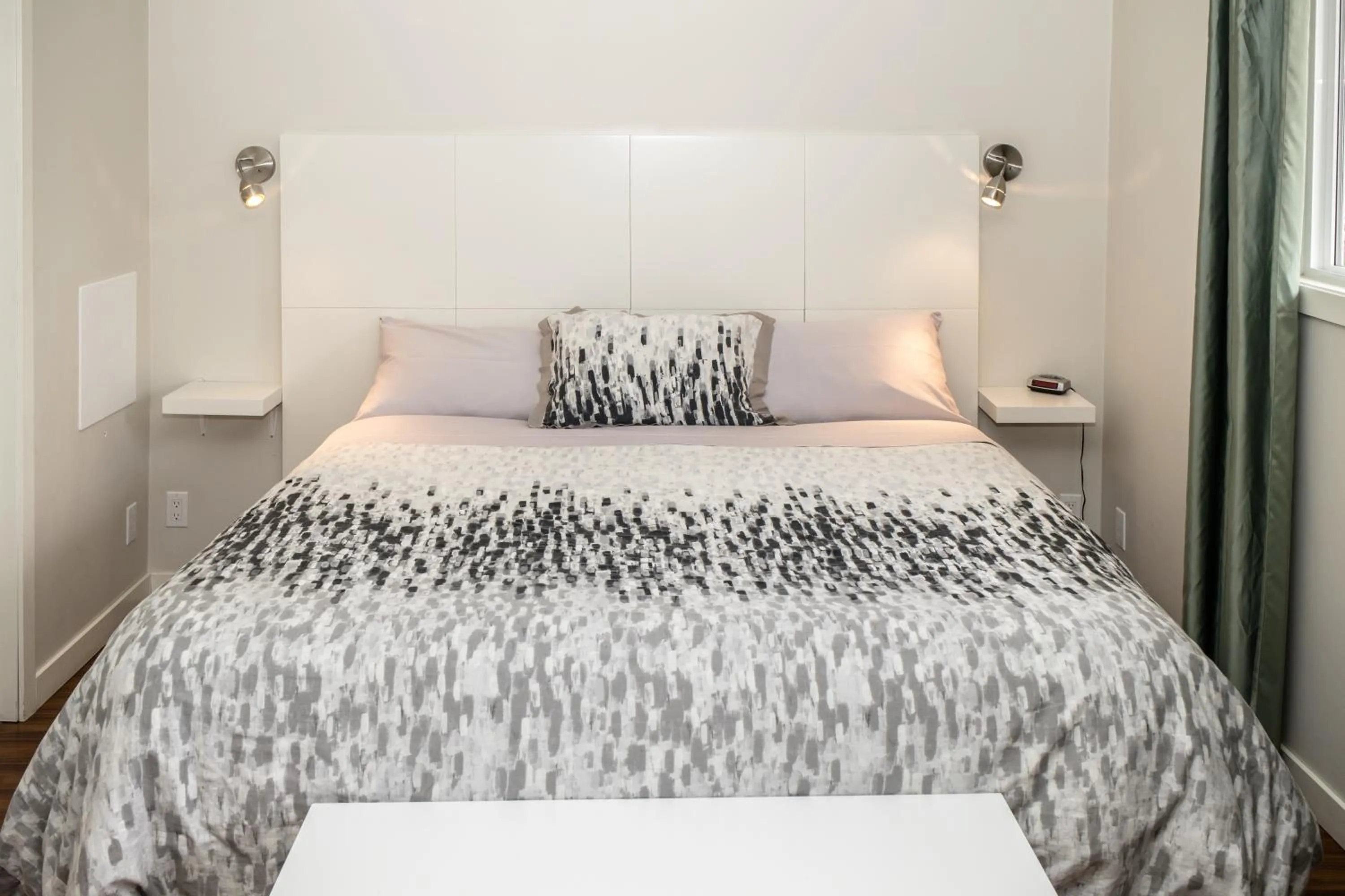 Bedroom, Bed in Crescent Motel