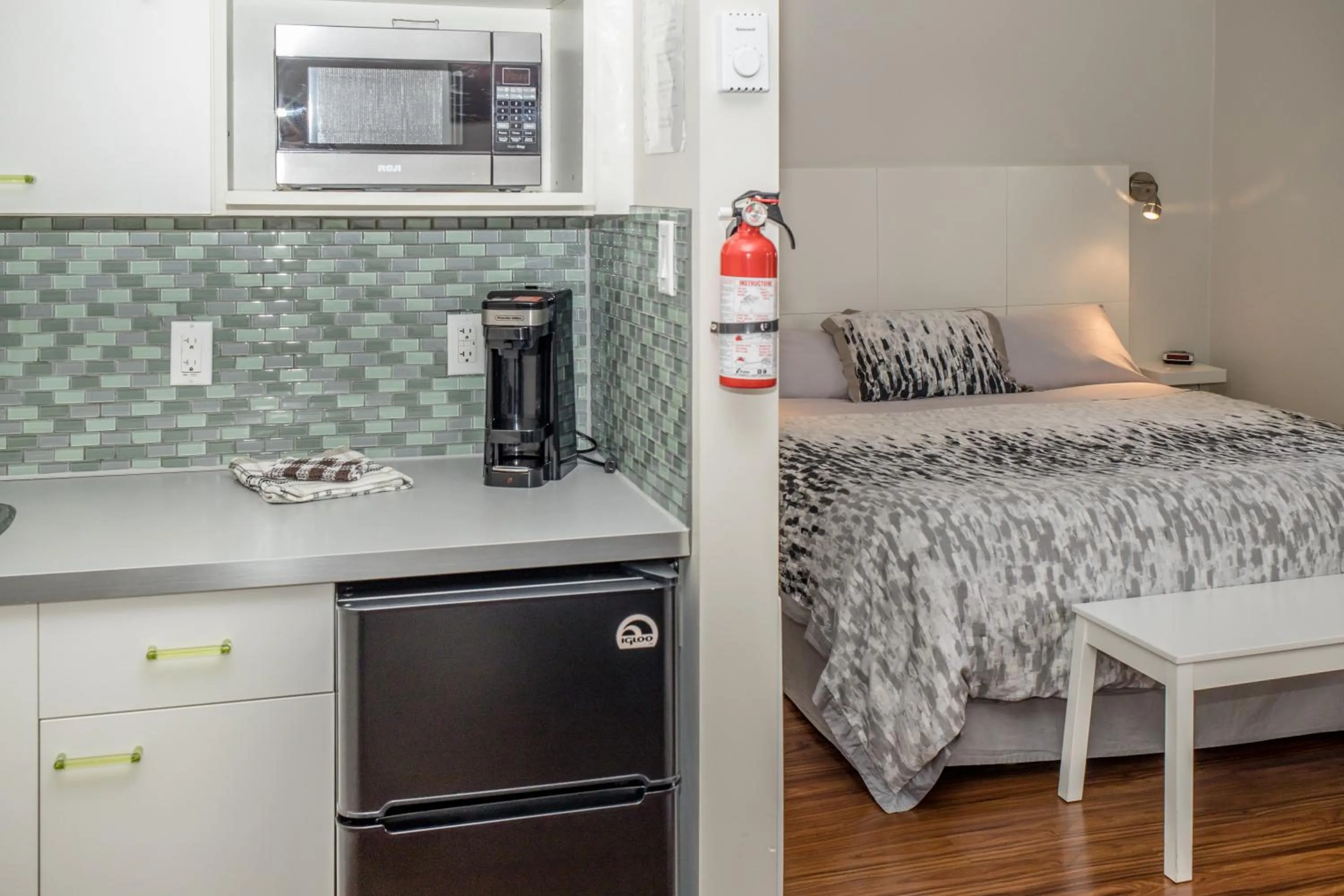 Coffee/tea facilities, Bed in Crescent Motel