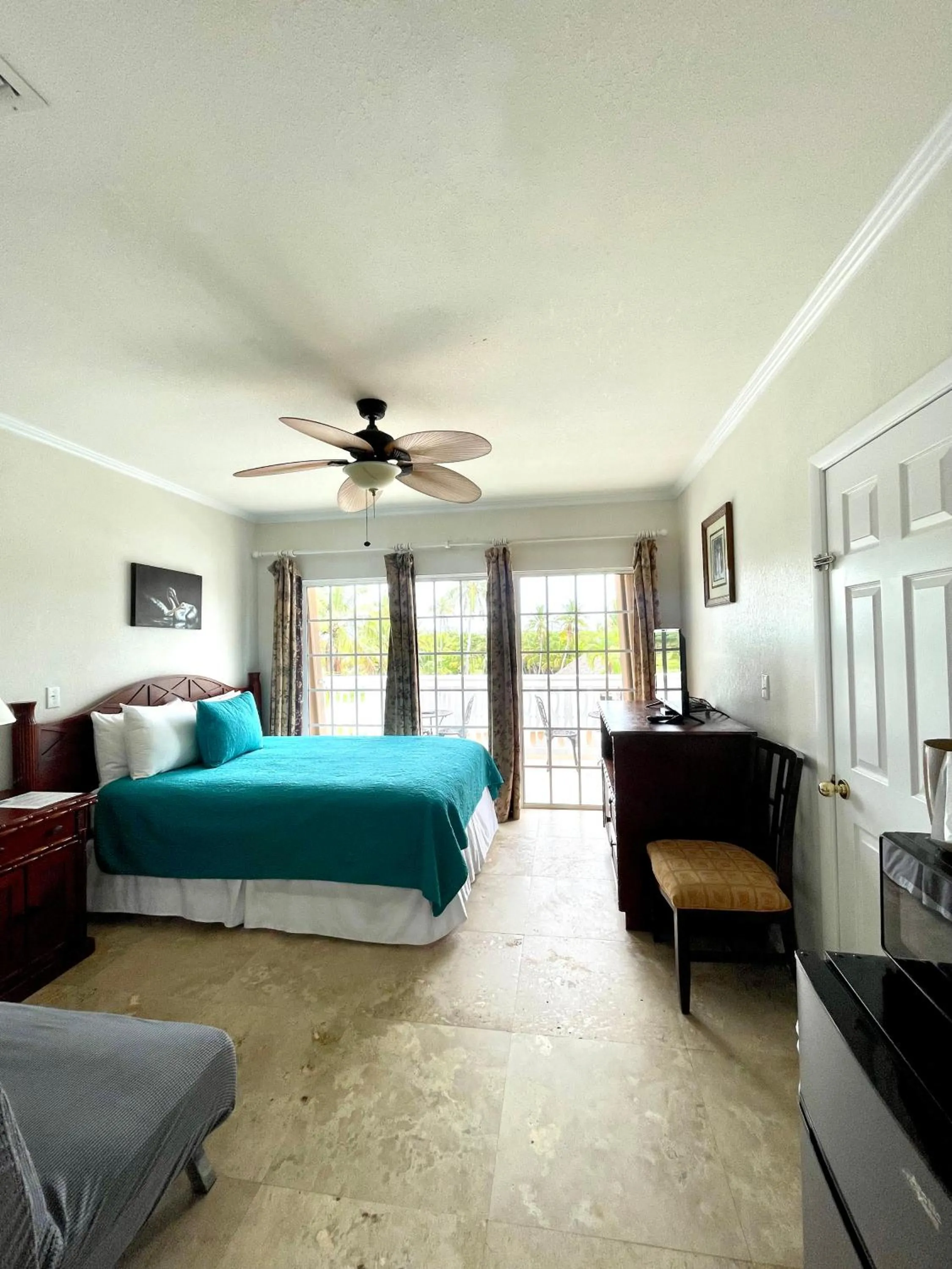 Bed in Coconut Cove Resort & Marina