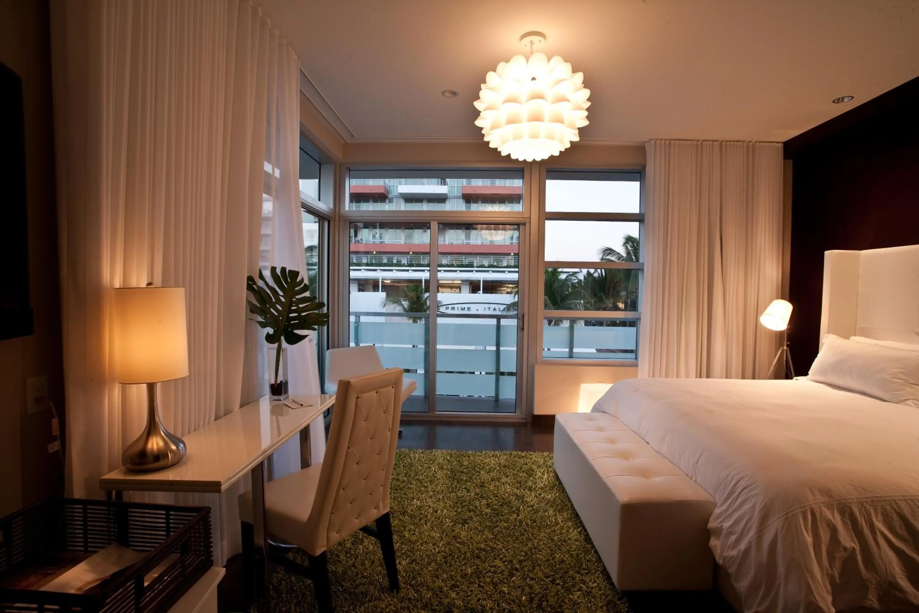 Balcony/Terrace, Bed in Prime Hotel Miami