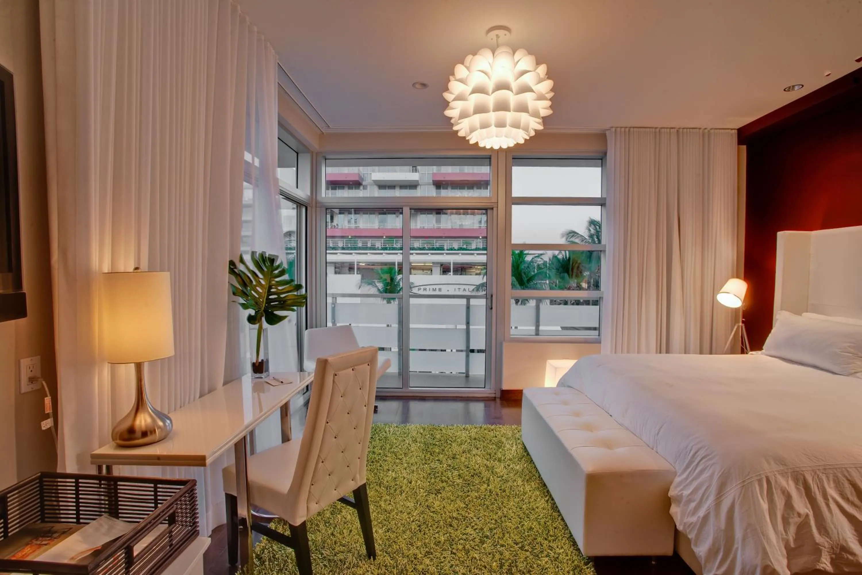 Balcony/Terrace, Bed in Prime Hotel Miami