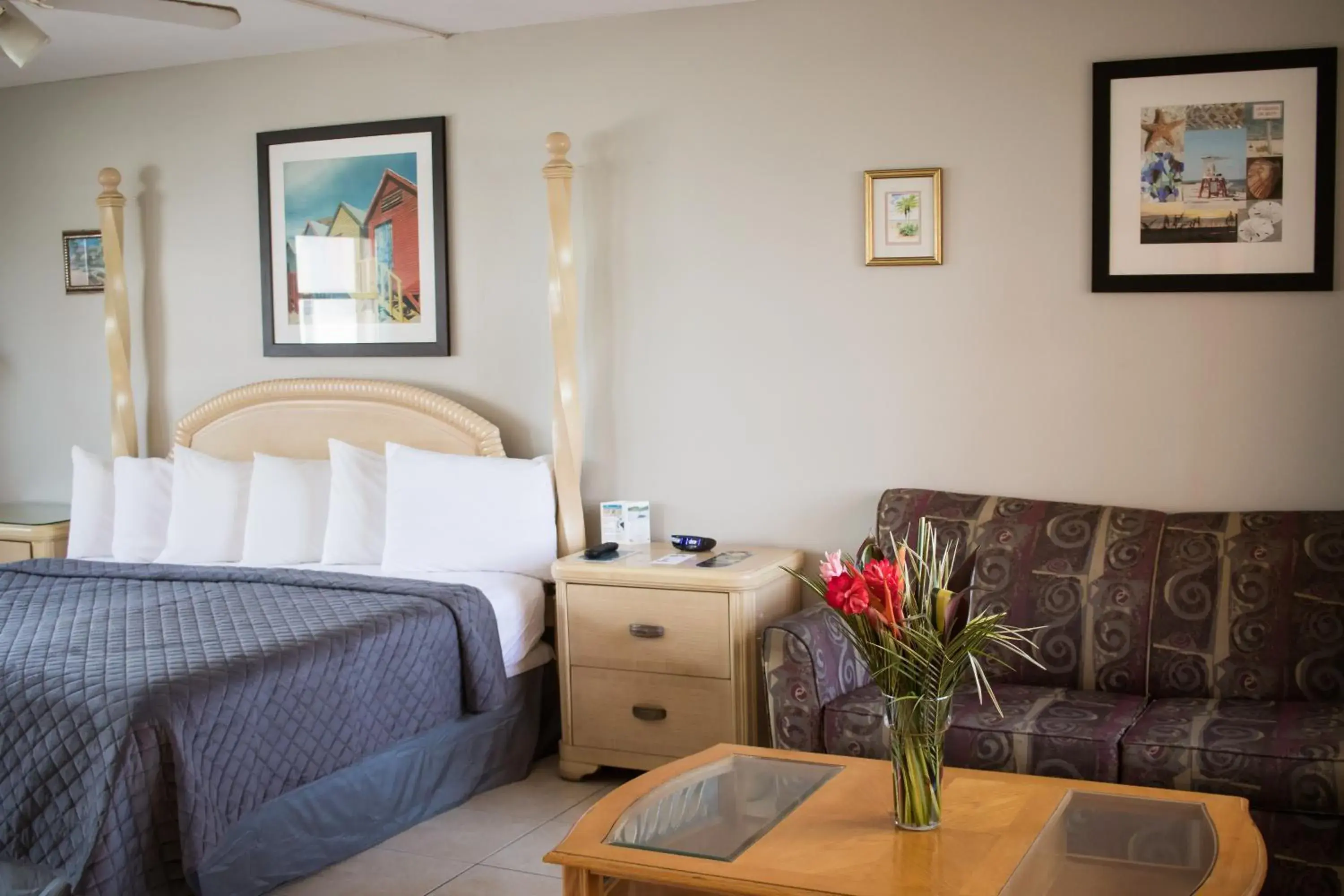 Seating area, Bed in Riptide Oceanfront Hotel Seating area, Bed in Riptide Oceanfront Hotel