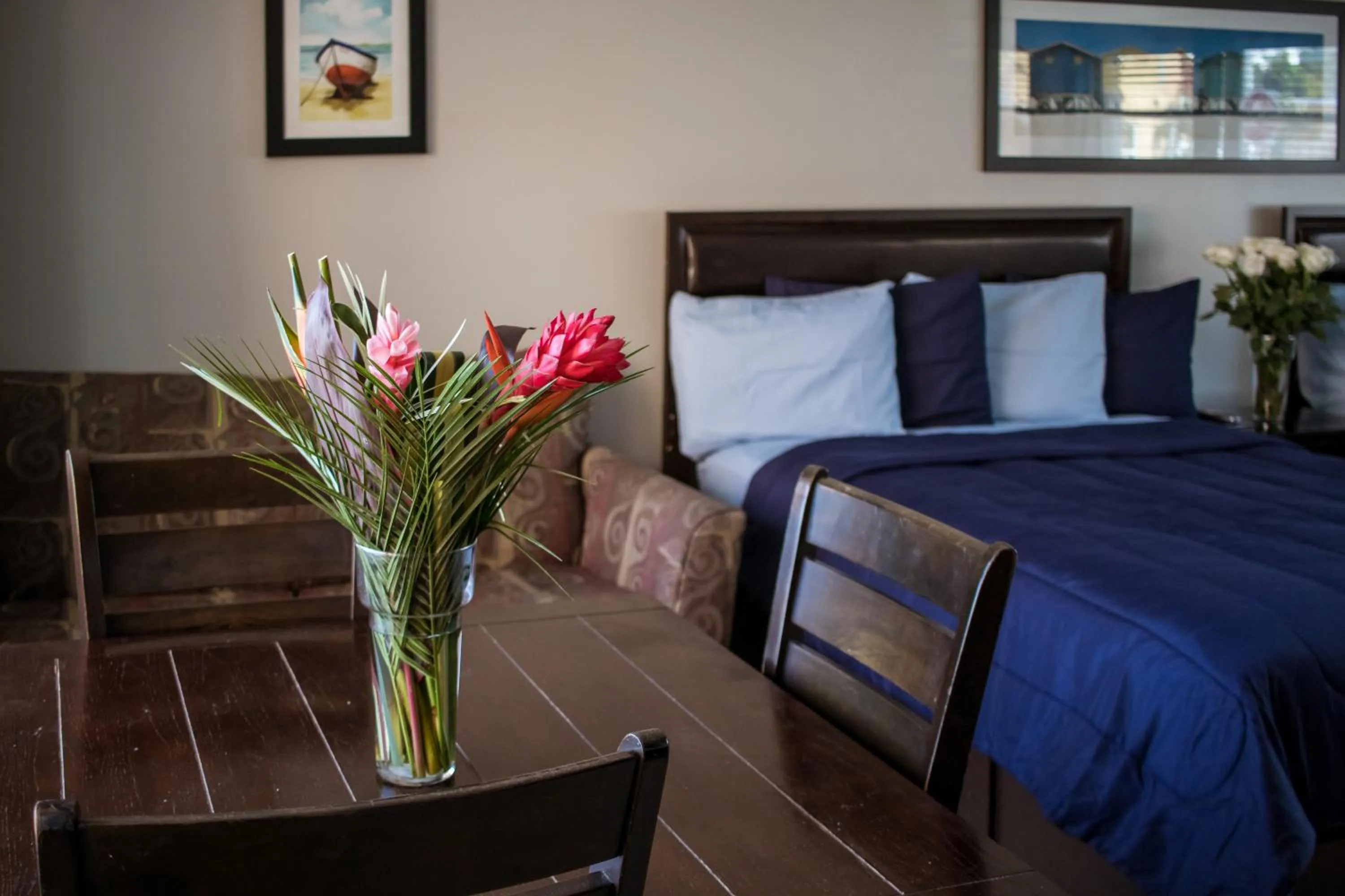 Dining area, Bed in Riptide Oceanfront Hotel