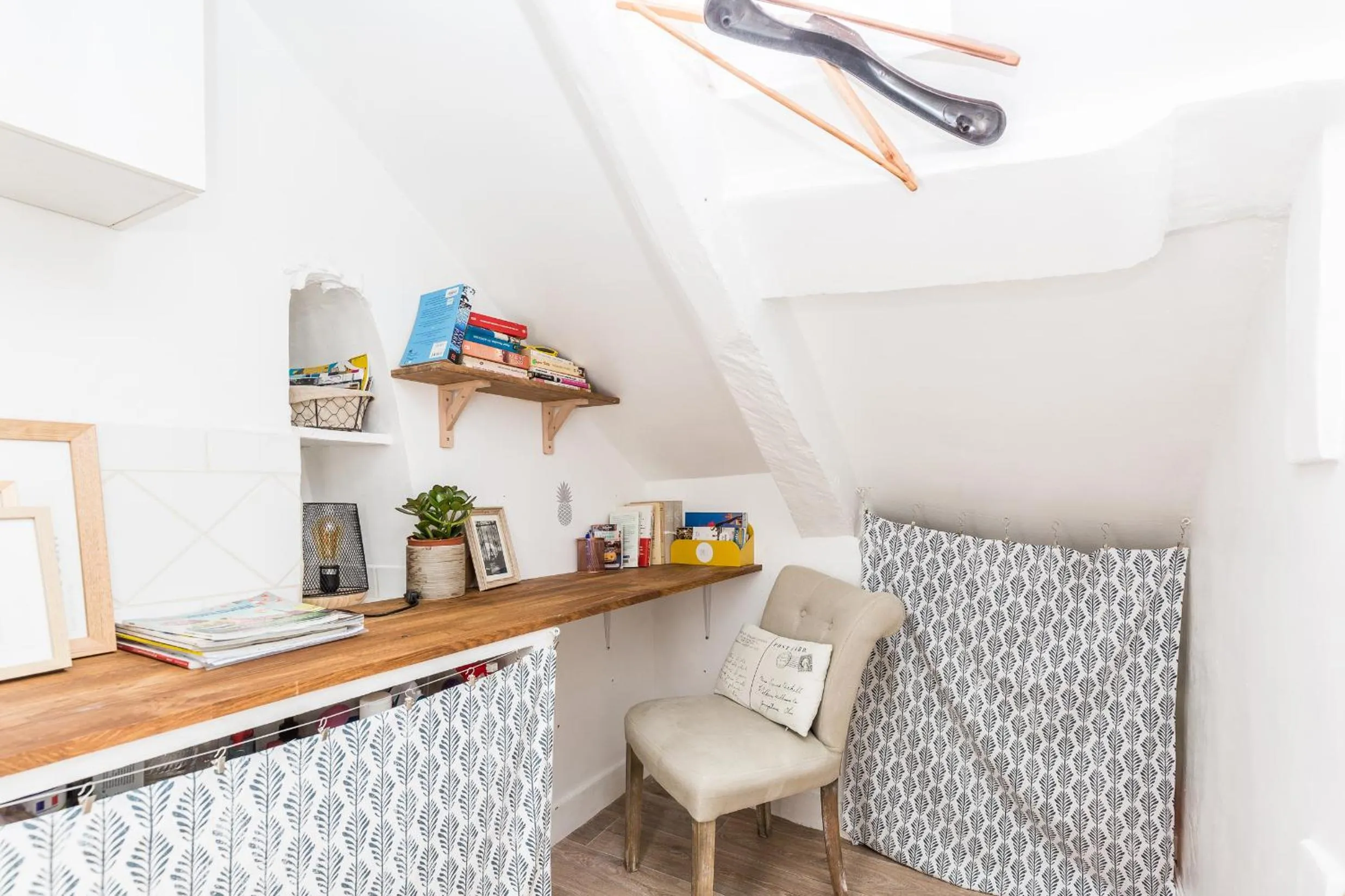 Library in TinyHouse Inn Saint-Germain-des-Près