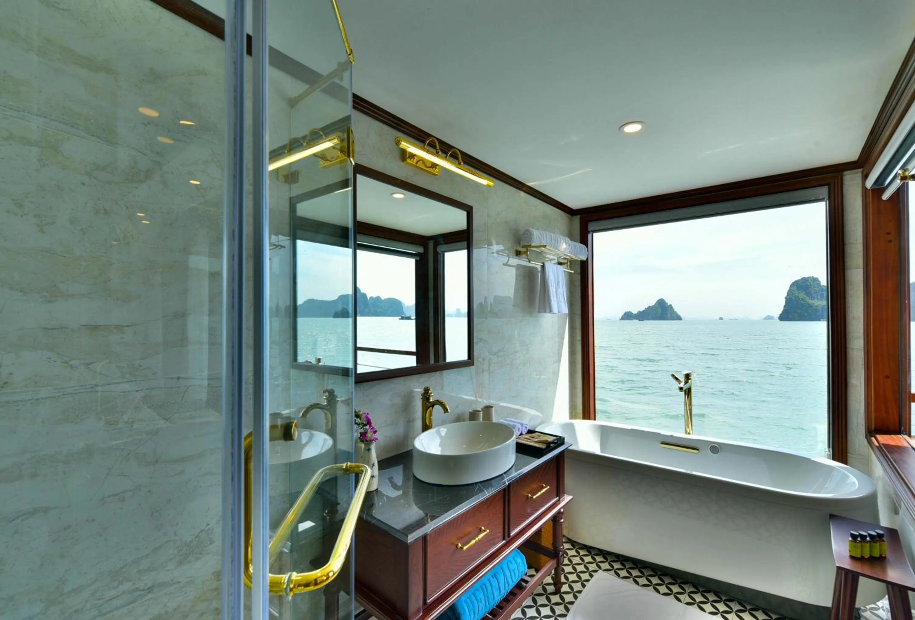 Bathroom in Heritage Cruises Binh Chuan Cat Ba Archipelago