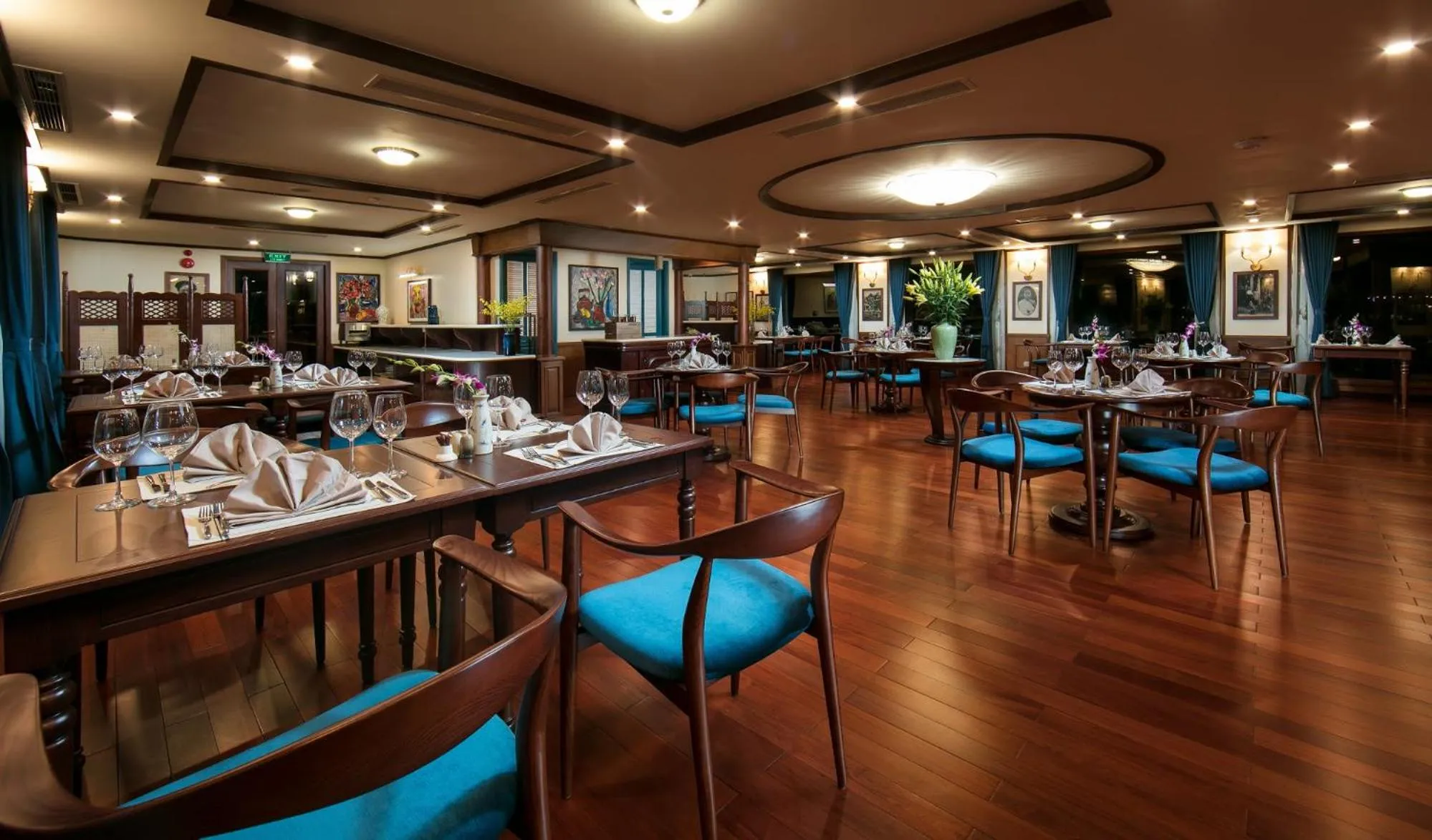 Restaurant/places to eat in Heritage Cruises Binh Chuan Cat Ba Archipelago