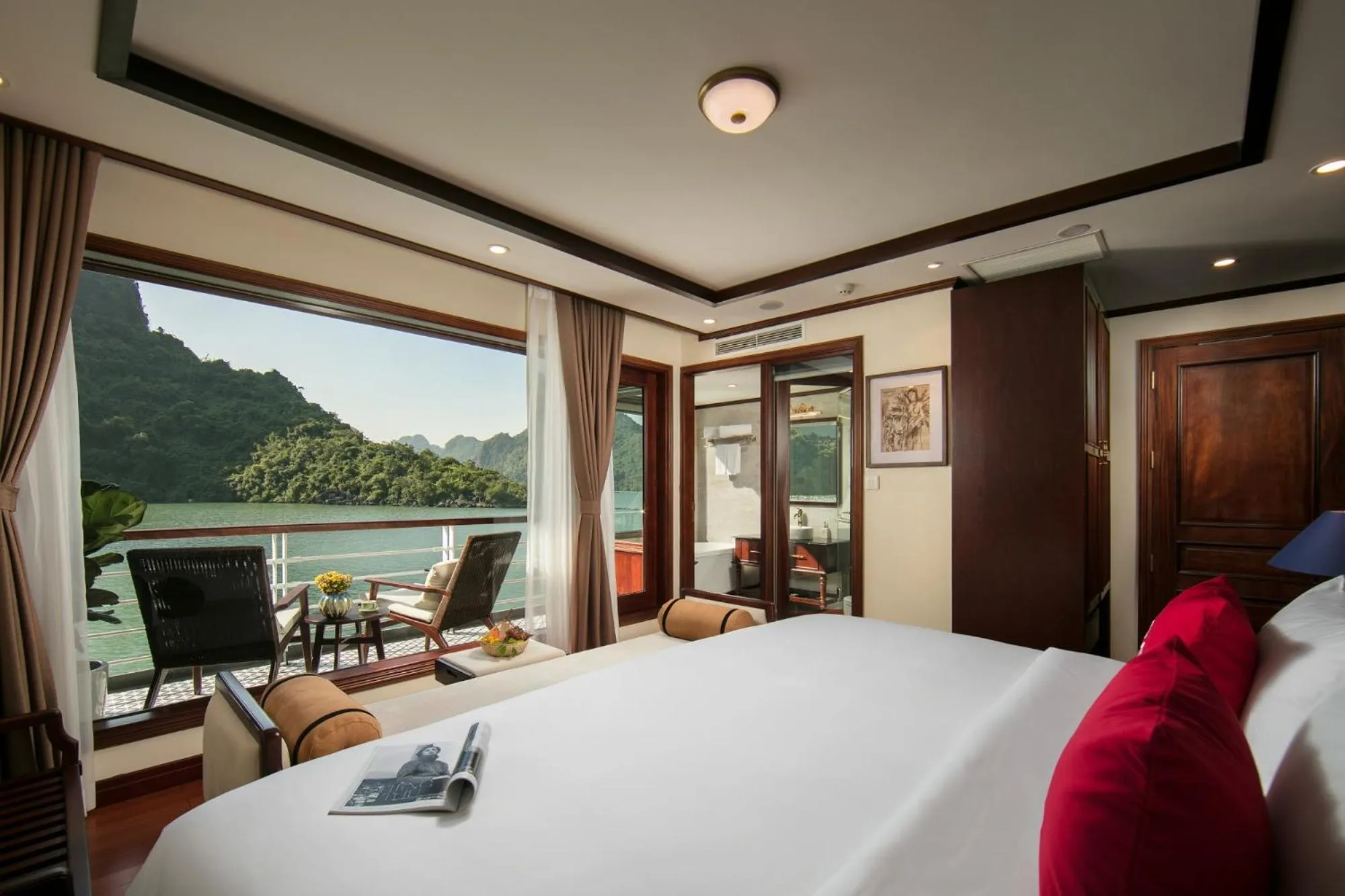 View (from property/room), Bed in Heritage Cruises Binh Chuan Cat Ba Archipelago