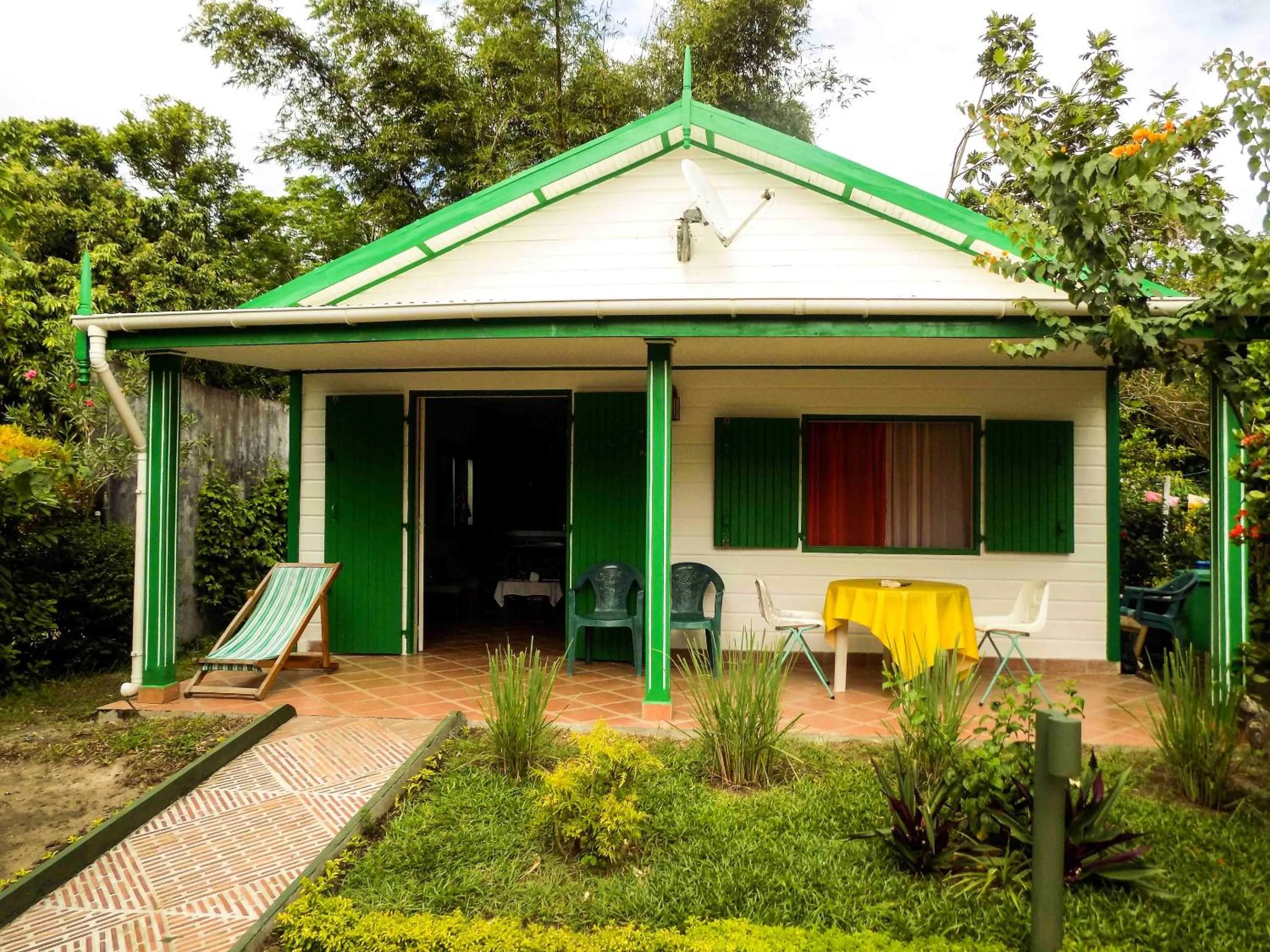 Charming house with sea view in Foulpointe + Enclosed garden.