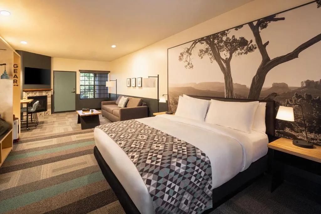 Patio, Bed in Sedona Real Inn & Suites