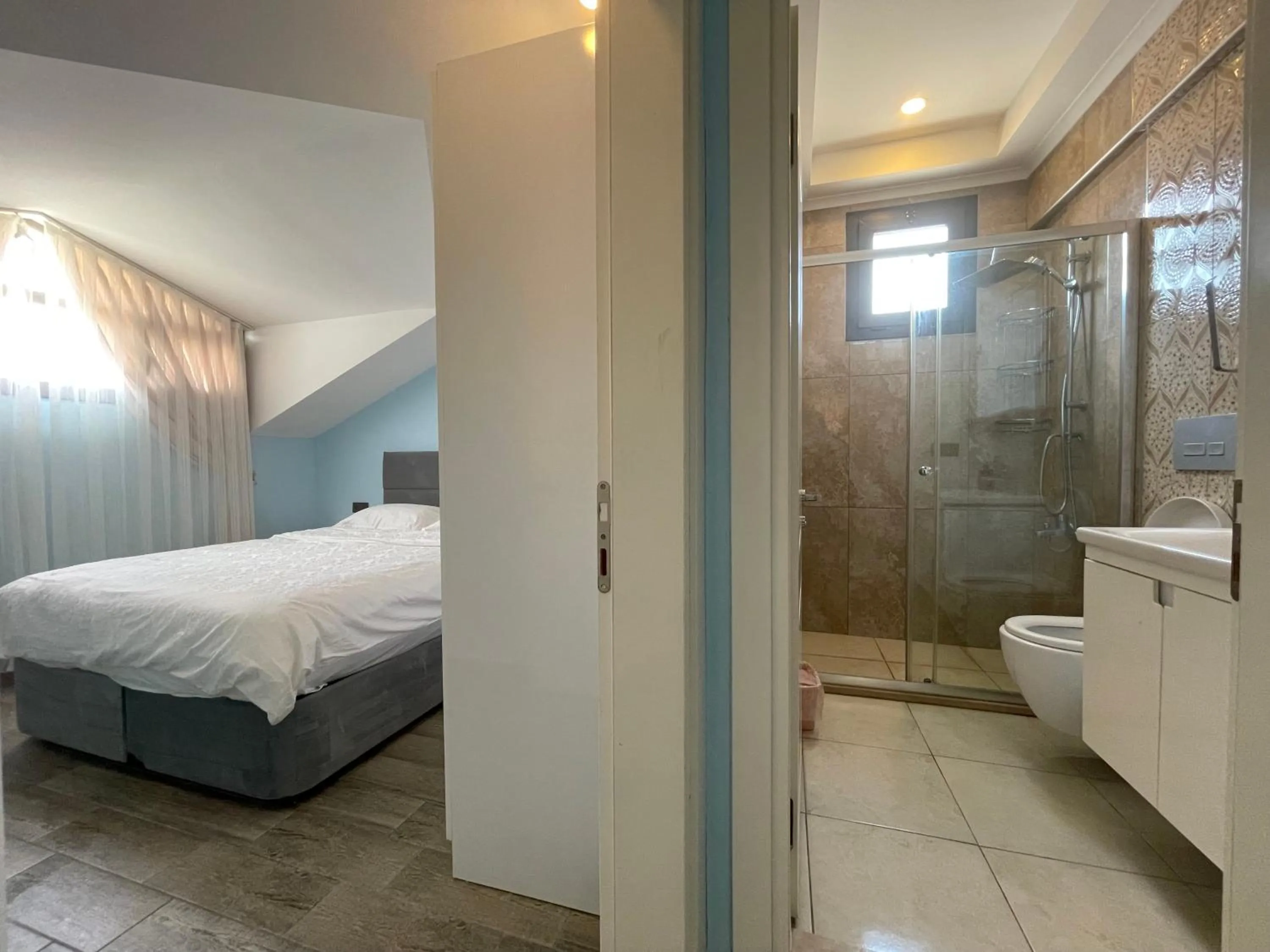 Shower, Bed in X SUITE APART