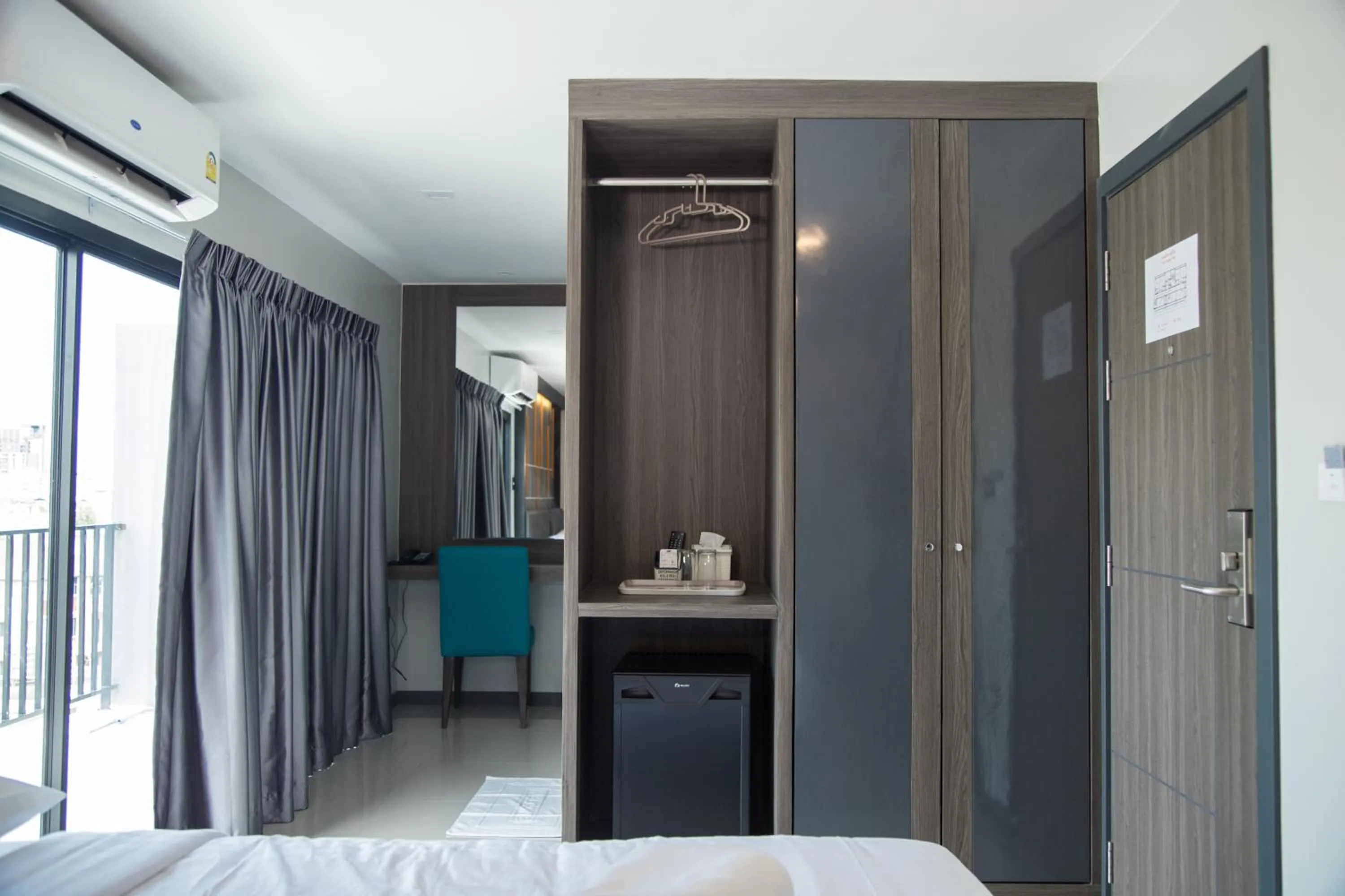 Photo of the whole room, Bed in Hallton Hotel Bangkok