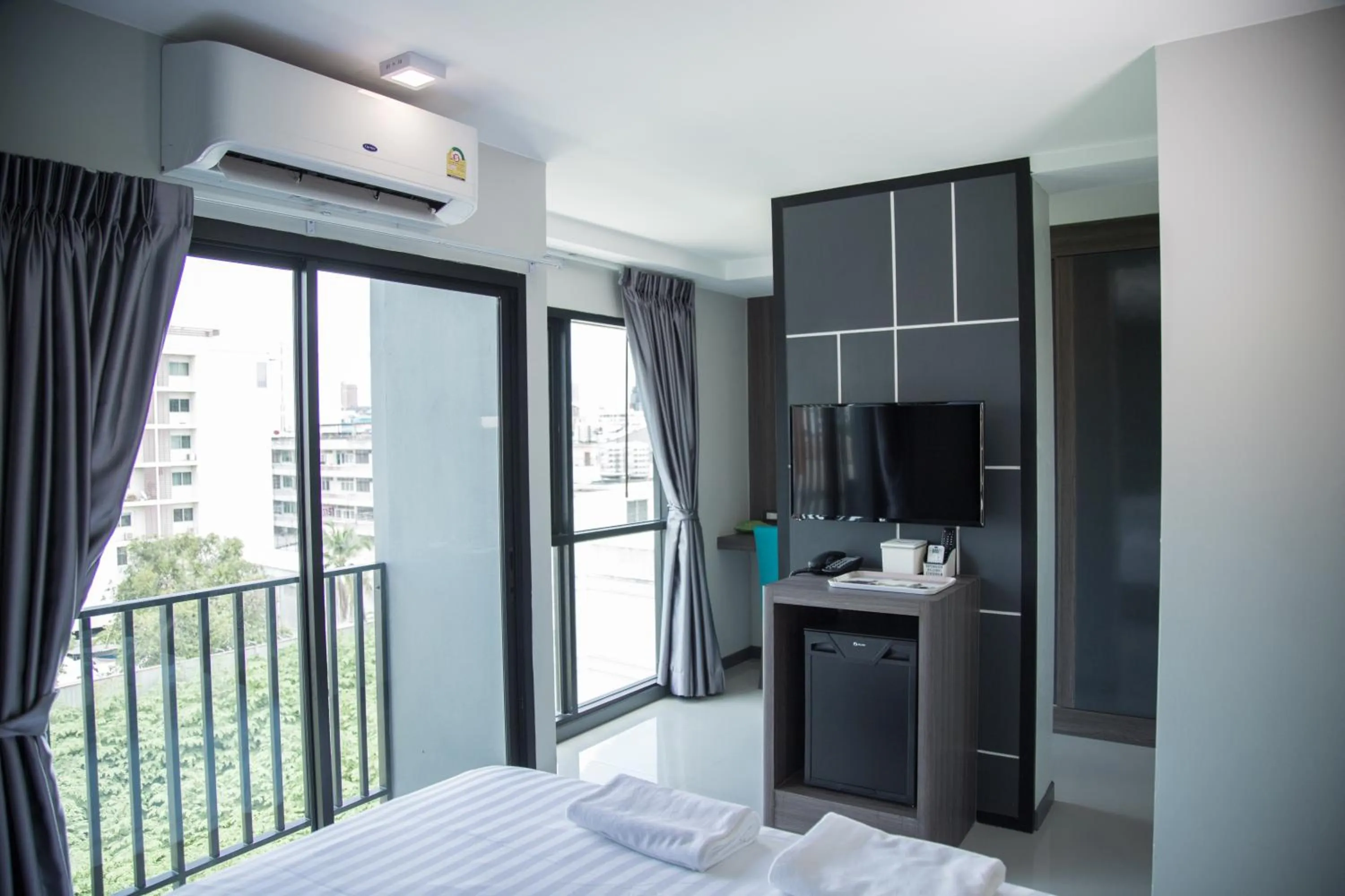 Photo of the whole room, Bed in Hallton Hotel Bangkok