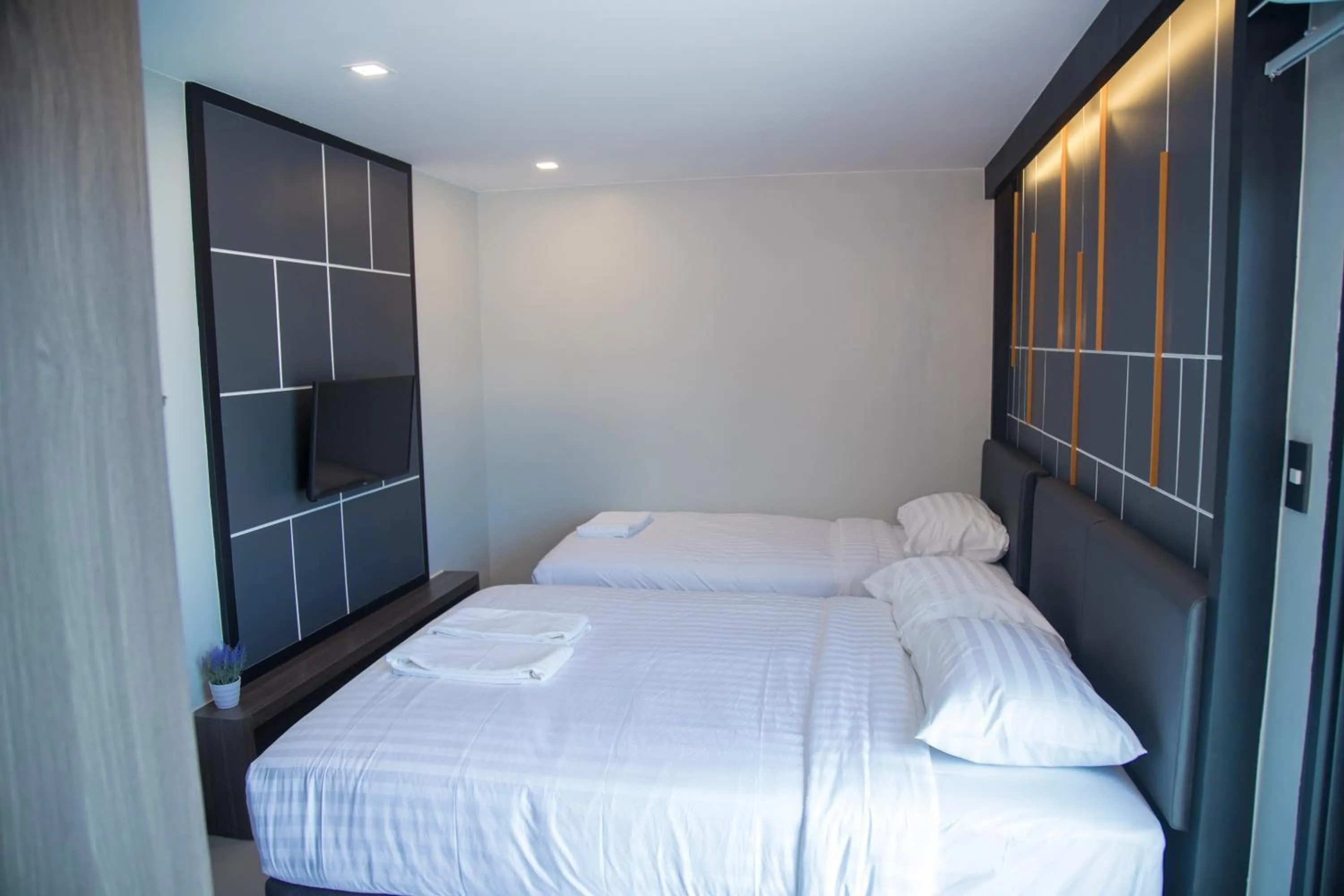 Photo of the whole room, Bed in Hallton Hotel Bangkok