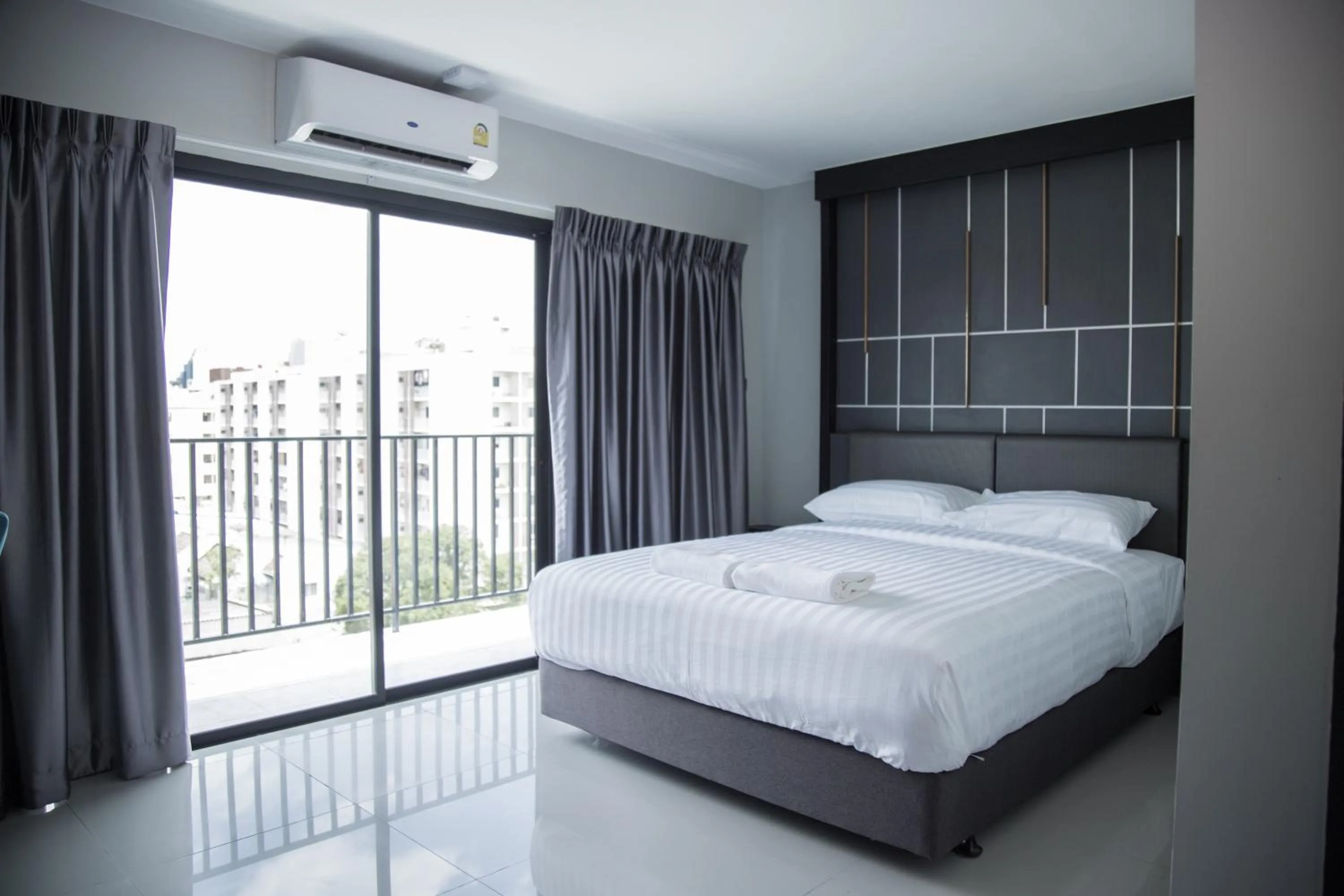 Photo of the whole room, Bed in Hallton Hotel Bangkok