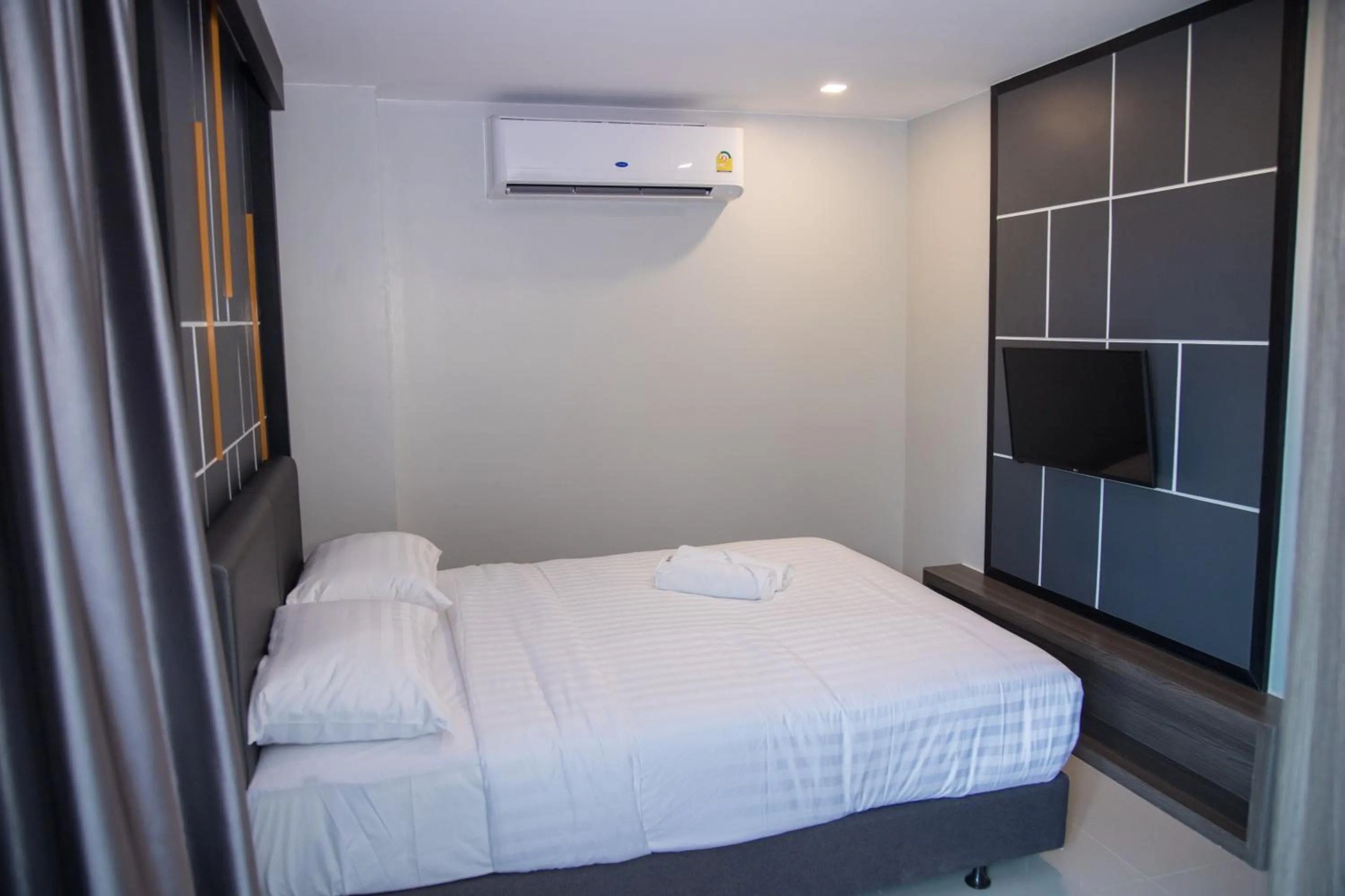 TV and multimedia, Bed in Hallton Hotel Bangkok