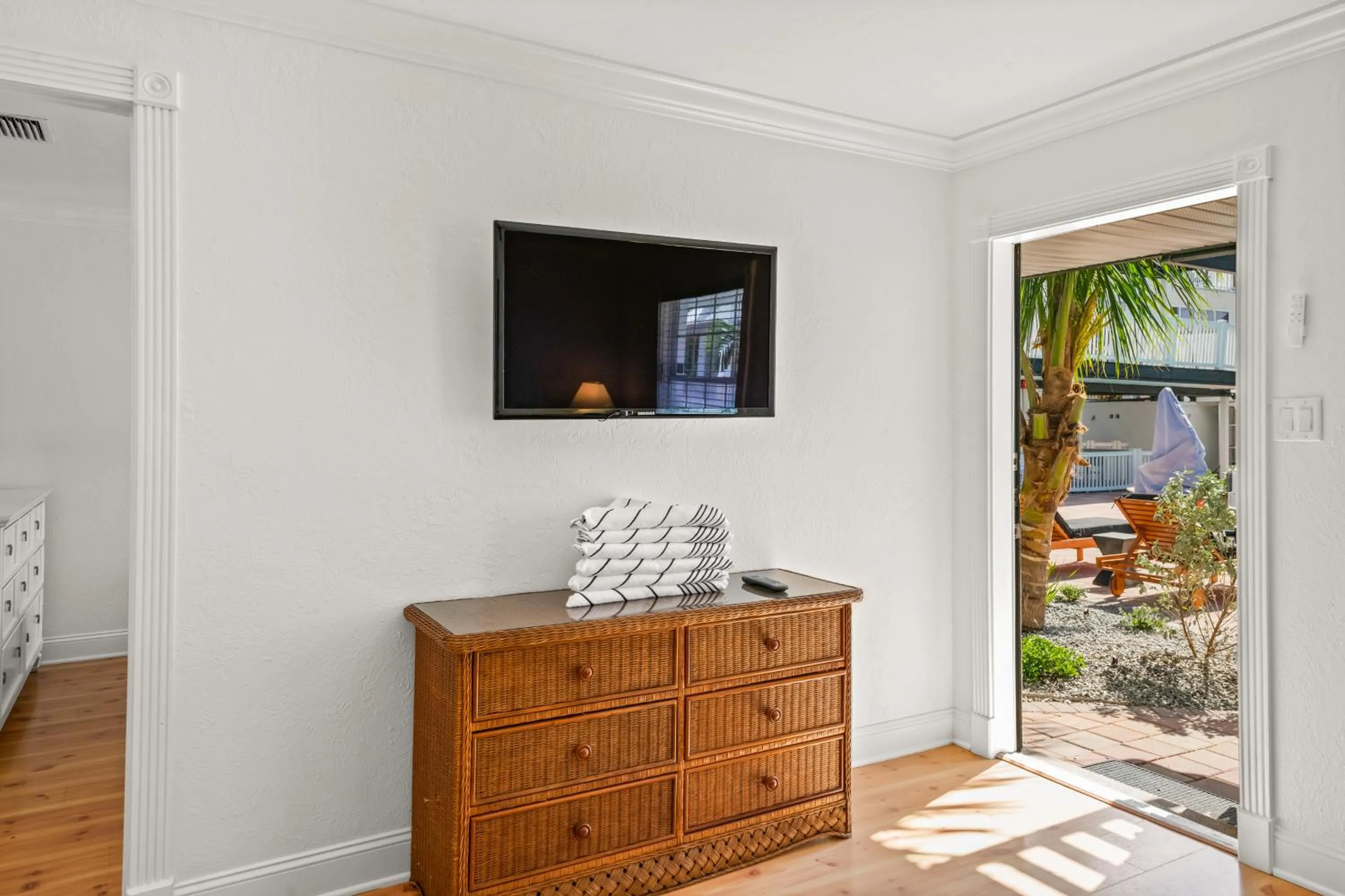 TV and multimedia in Tropic Isle At Anna Maria Island Inn