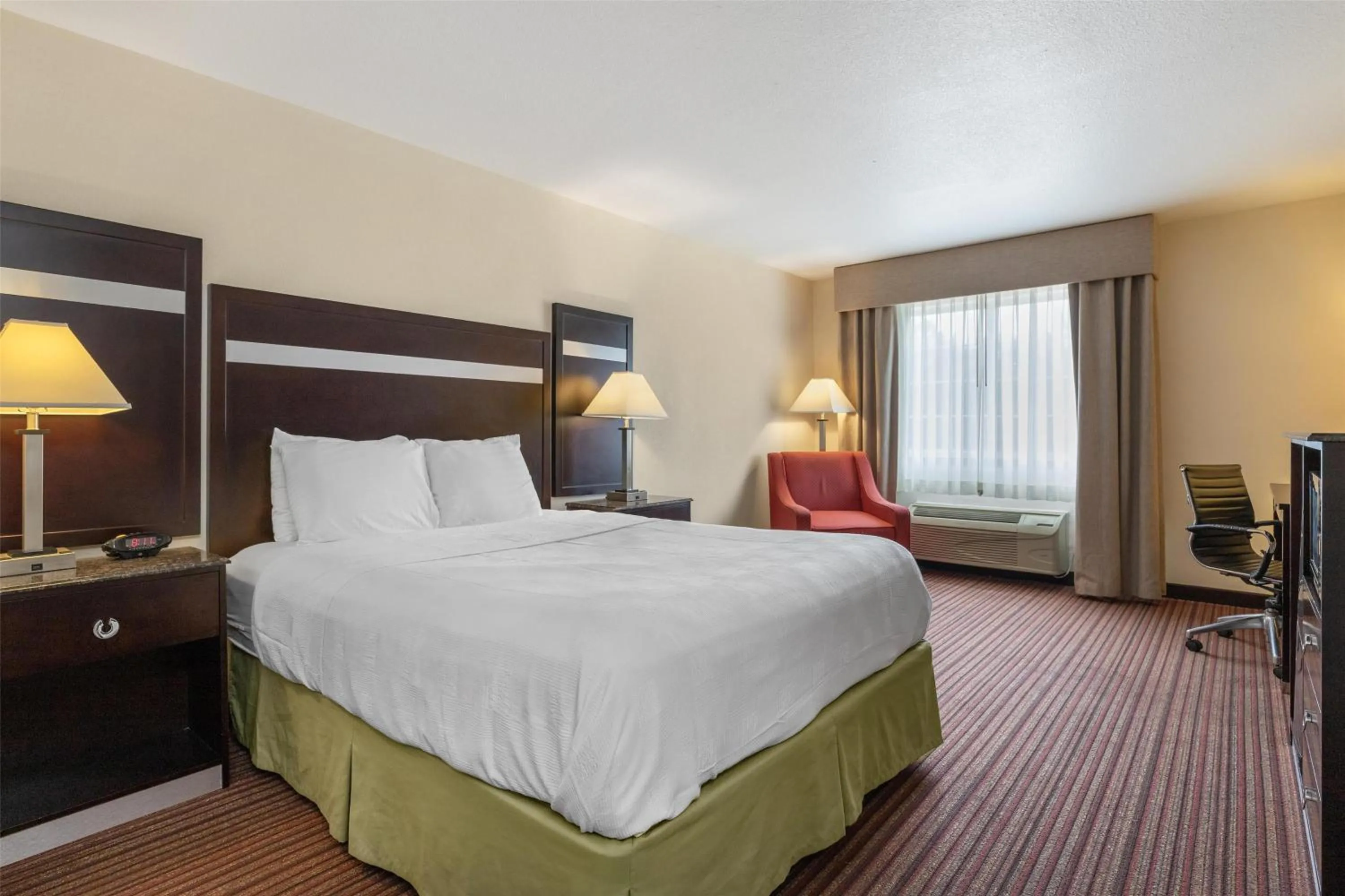 Bedroom, Bed in Best Western Parsons Inn