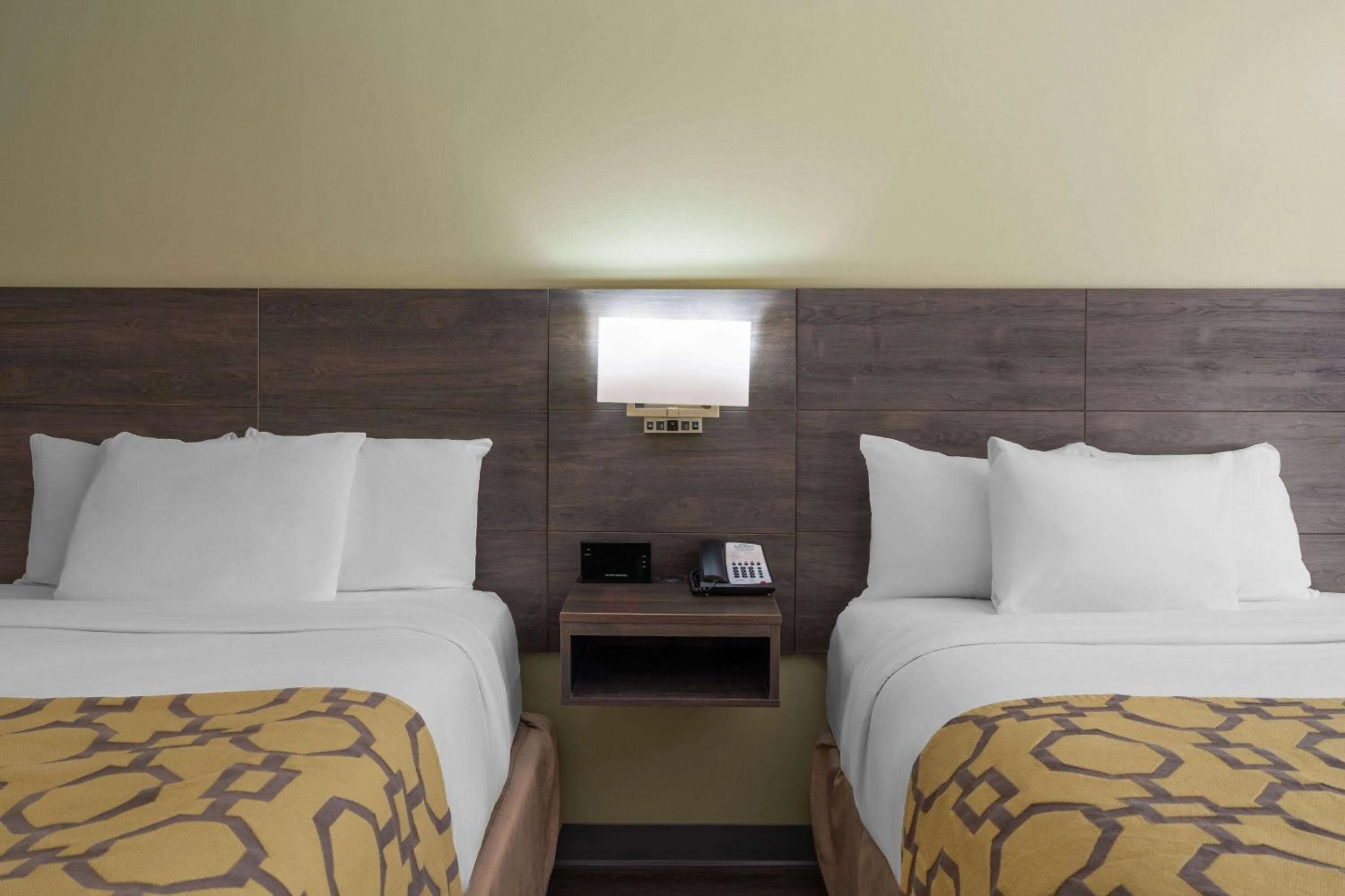 Photo of the whole room, Bed in Baymont by Wyndham Kingsland