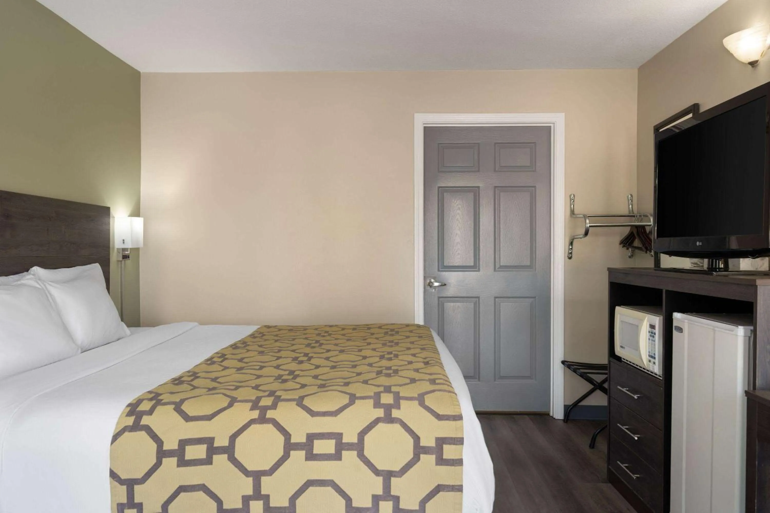 Photo of the whole room, Bed in Baymont by Wyndham Kingsland