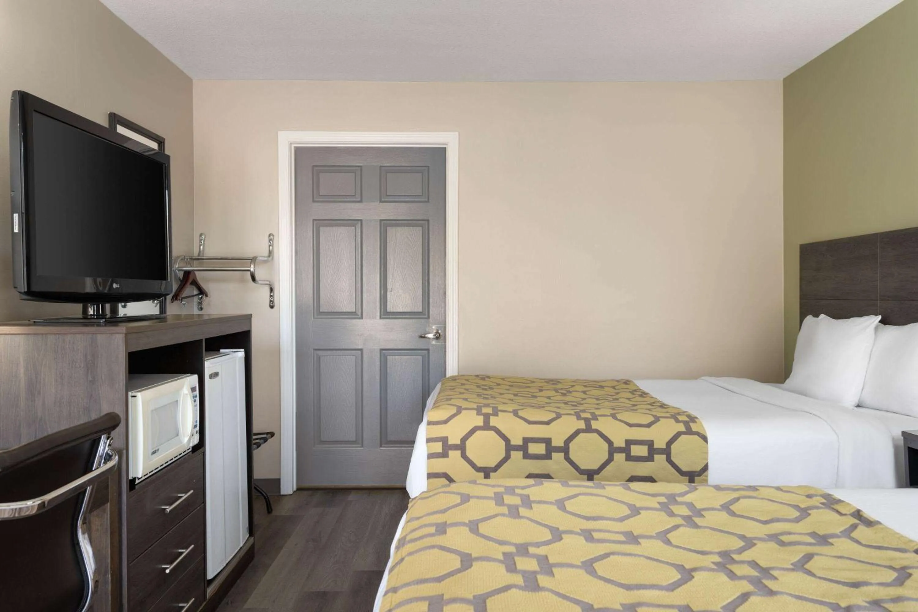 Photo of the whole room, Bed in Baymont by Wyndham Kingsland