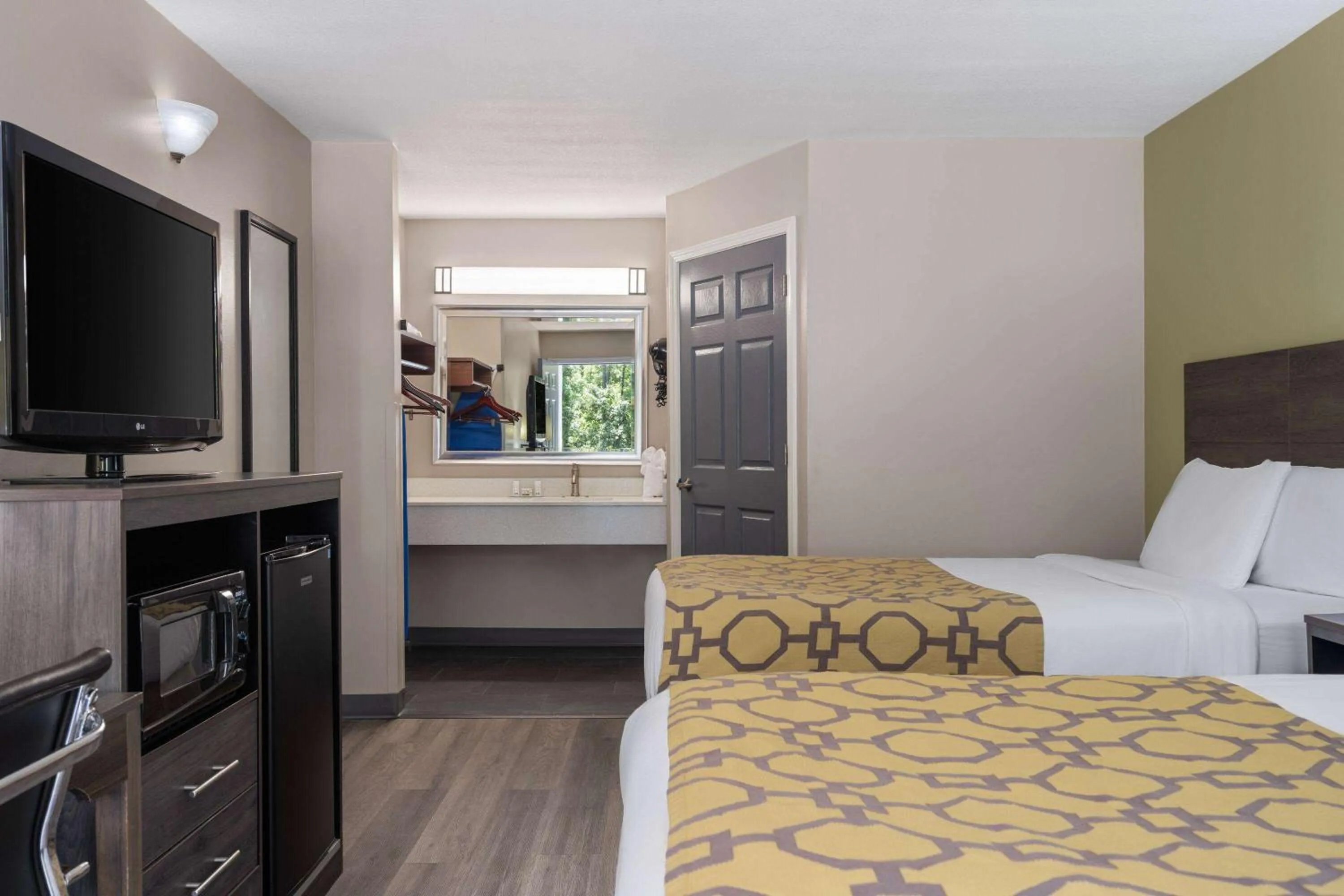 Photo of the whole room, Bed in Baymont by Wyndham Kingsland