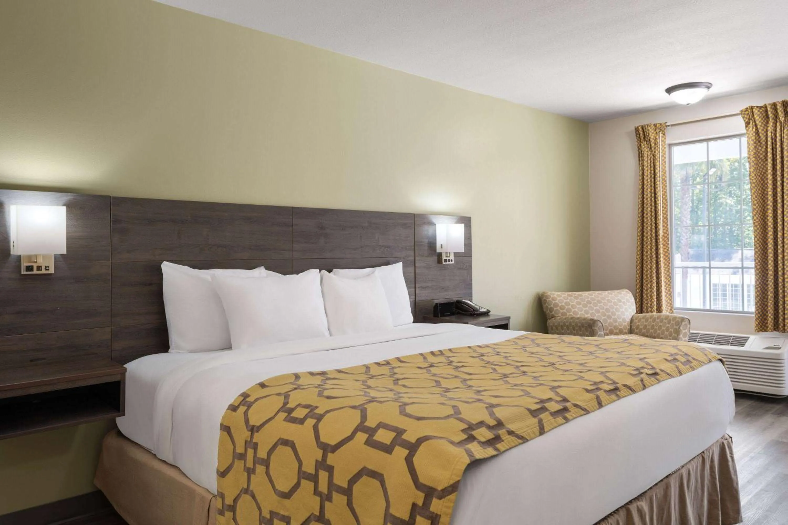 Photo of the whole room, Bed in Baymont by Wyndham Kingsland