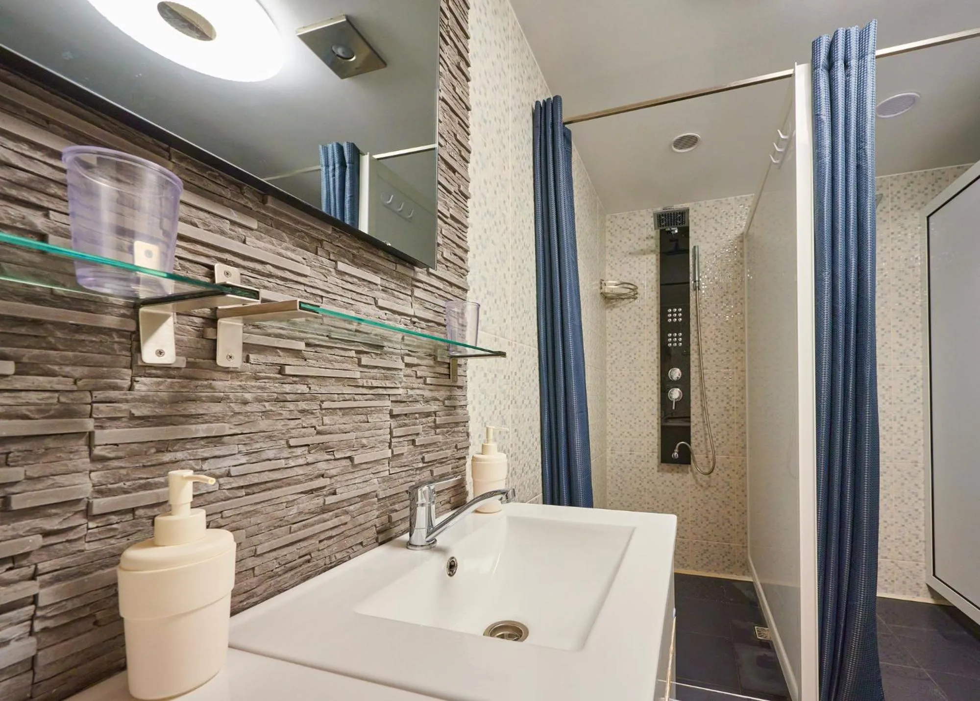 Shower in SECRET boutique Hostel