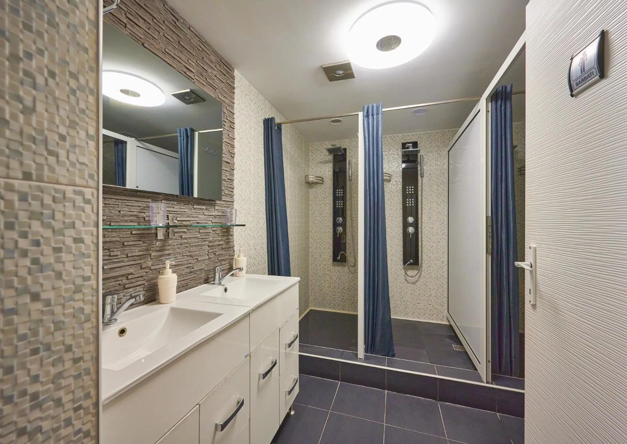 Shower in SECRET boutique Hostel