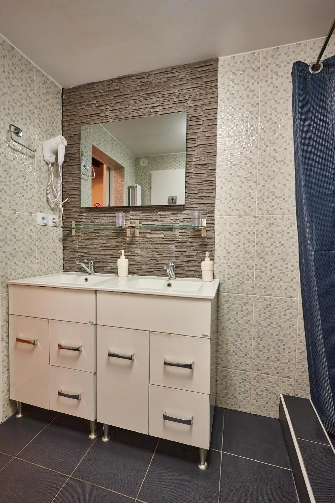 Shower in SECRET boutique Hostel