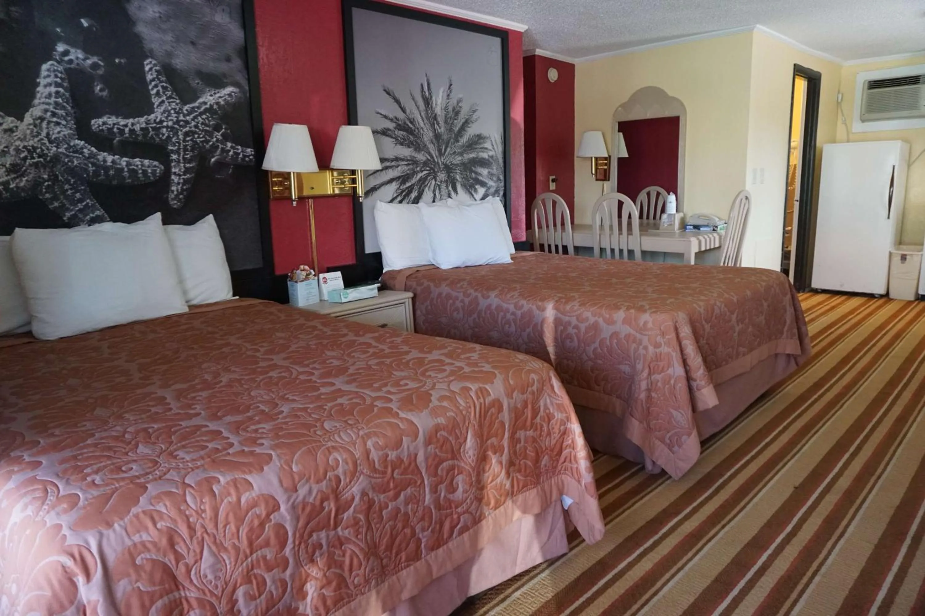 Bed in Royal Palace Inn and Suites Myrtle Beach Ocean Blvd