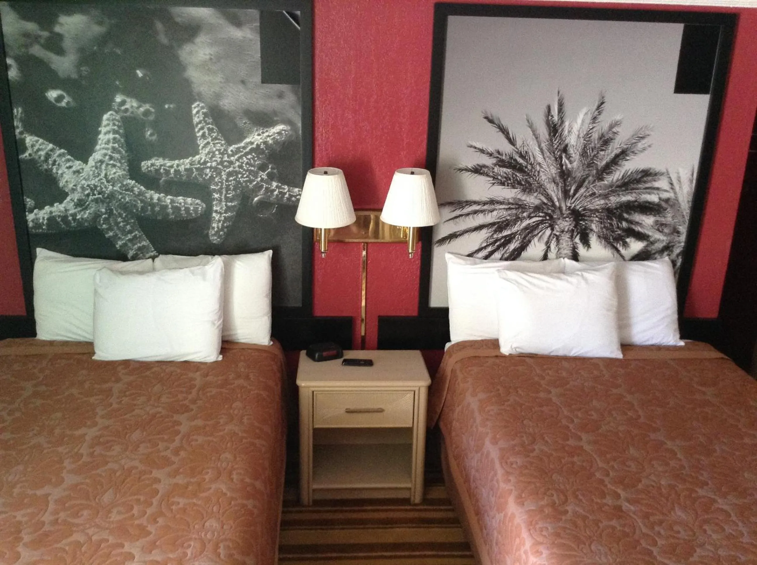 Bed in Royal Palace Inn and Suites Myrtle Beach Ocean Blvd