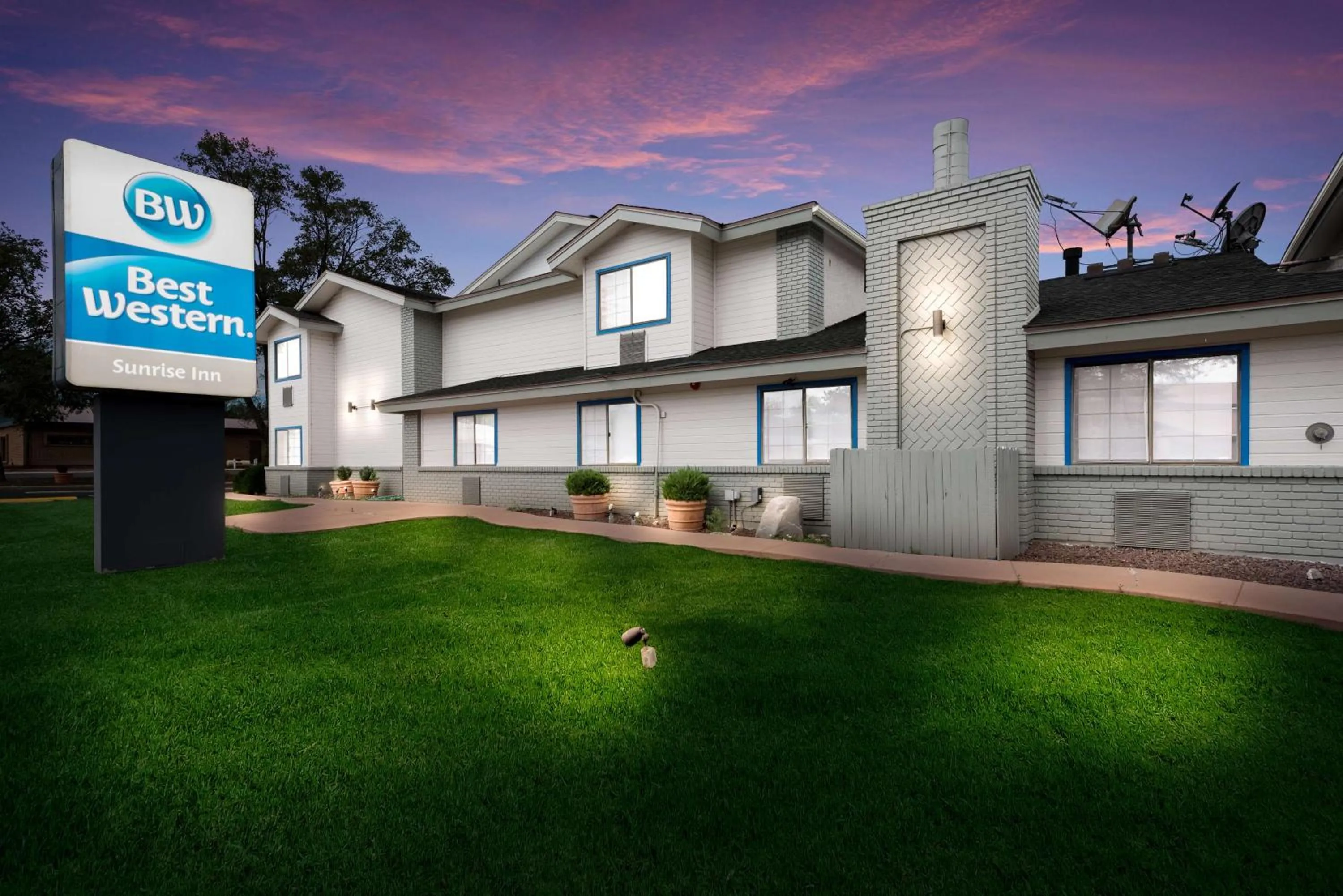 Property building in Best Western Sunrise Inn