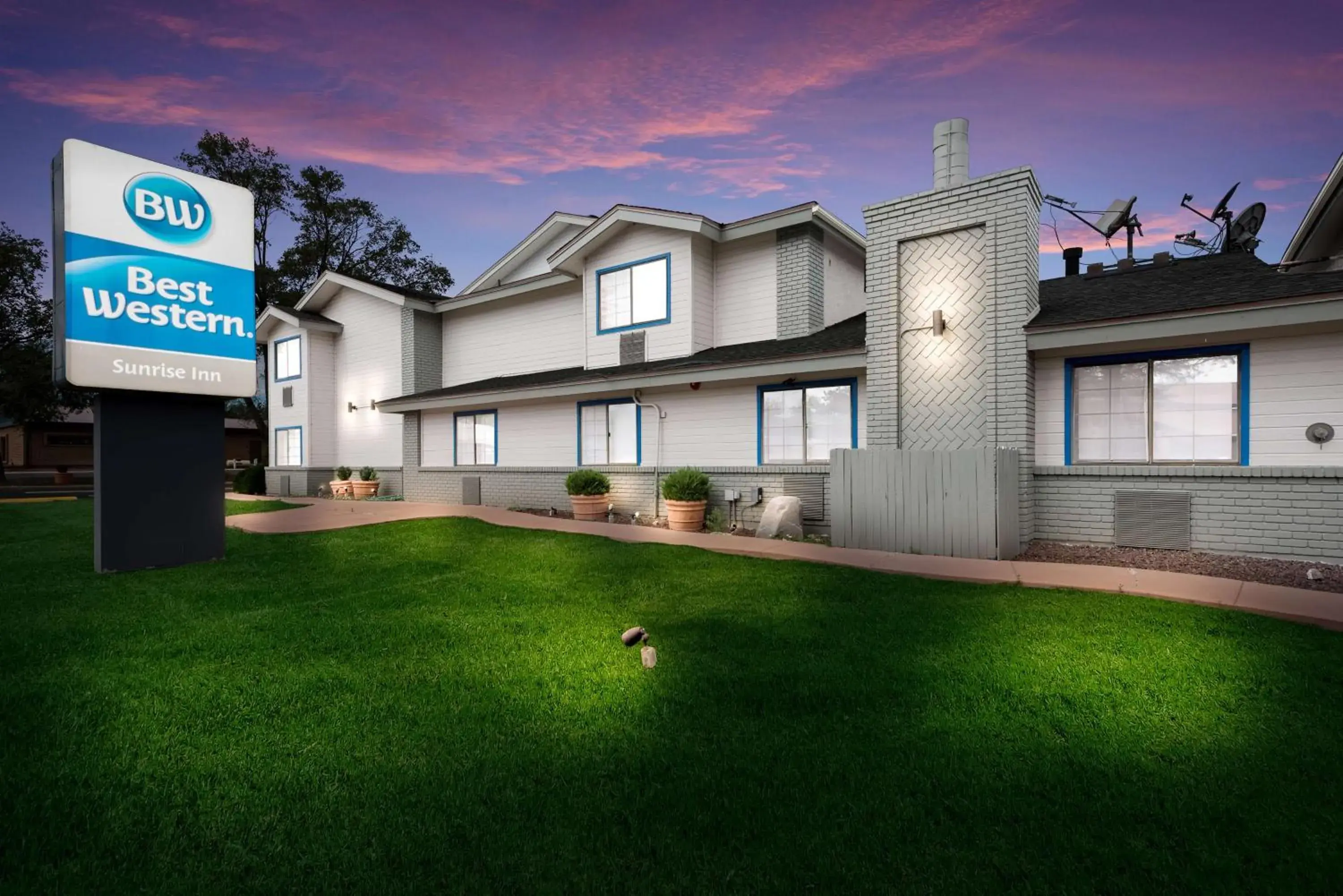 Property building in Best Western Sunrise Inn Property building in Best Western Sunrise Inn