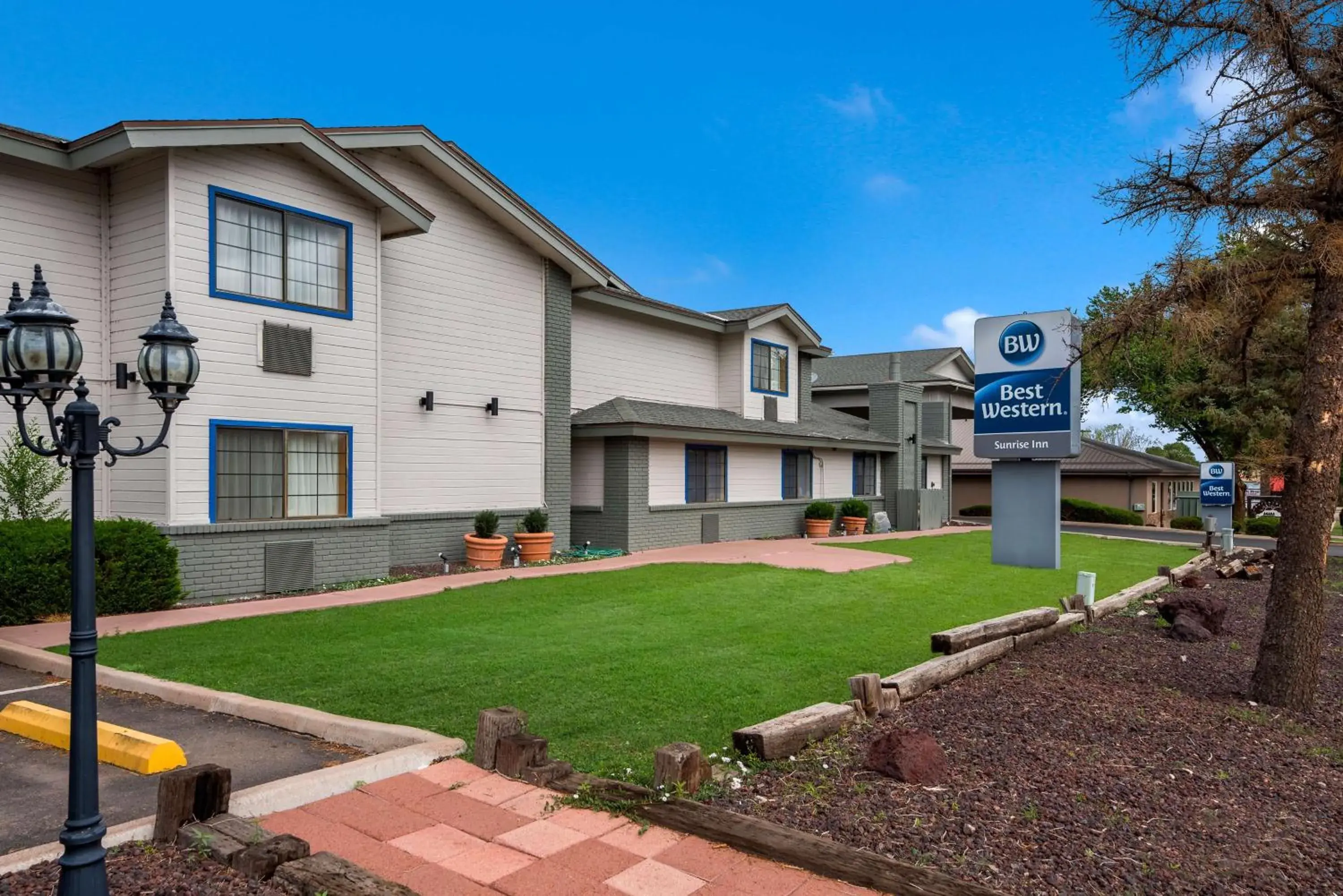 Property building in Best Western Sunrise Inn Property building in Best Western Sunrise Inn