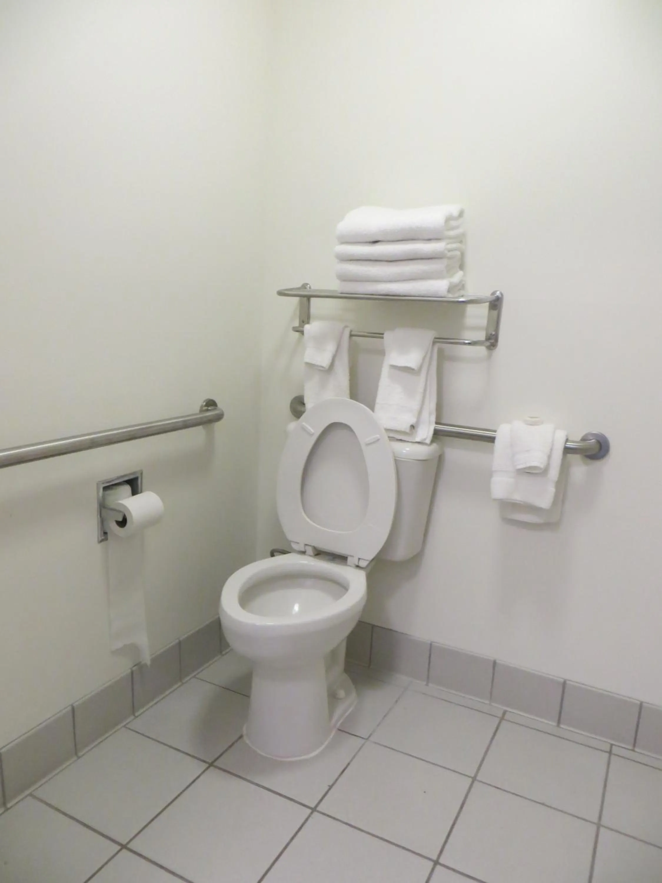 Bathroom in Travelodge by Wyndham Missouri Valley