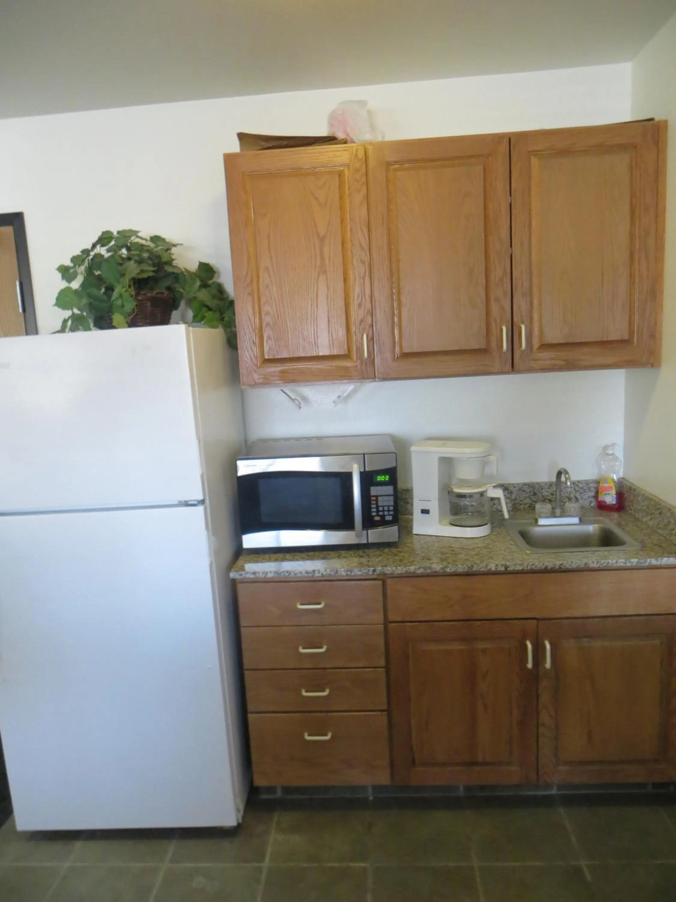 Kitchen or kitchenette in Travelodge by Wyndham Missouri Valley