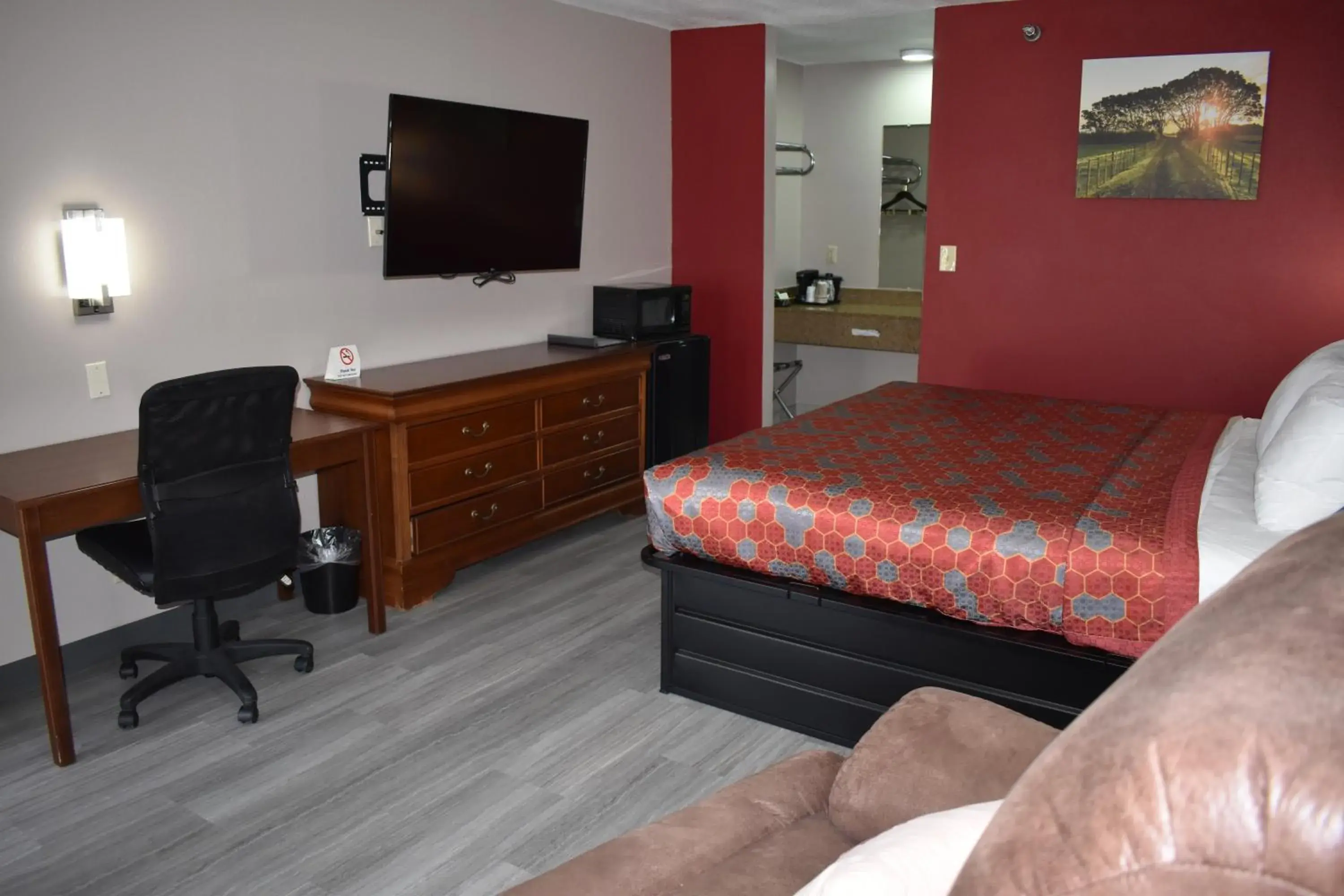 King Room - single occupancy in The Heritage Inn, Inc King Room - single occupancy in The Heritage Inn, Inc