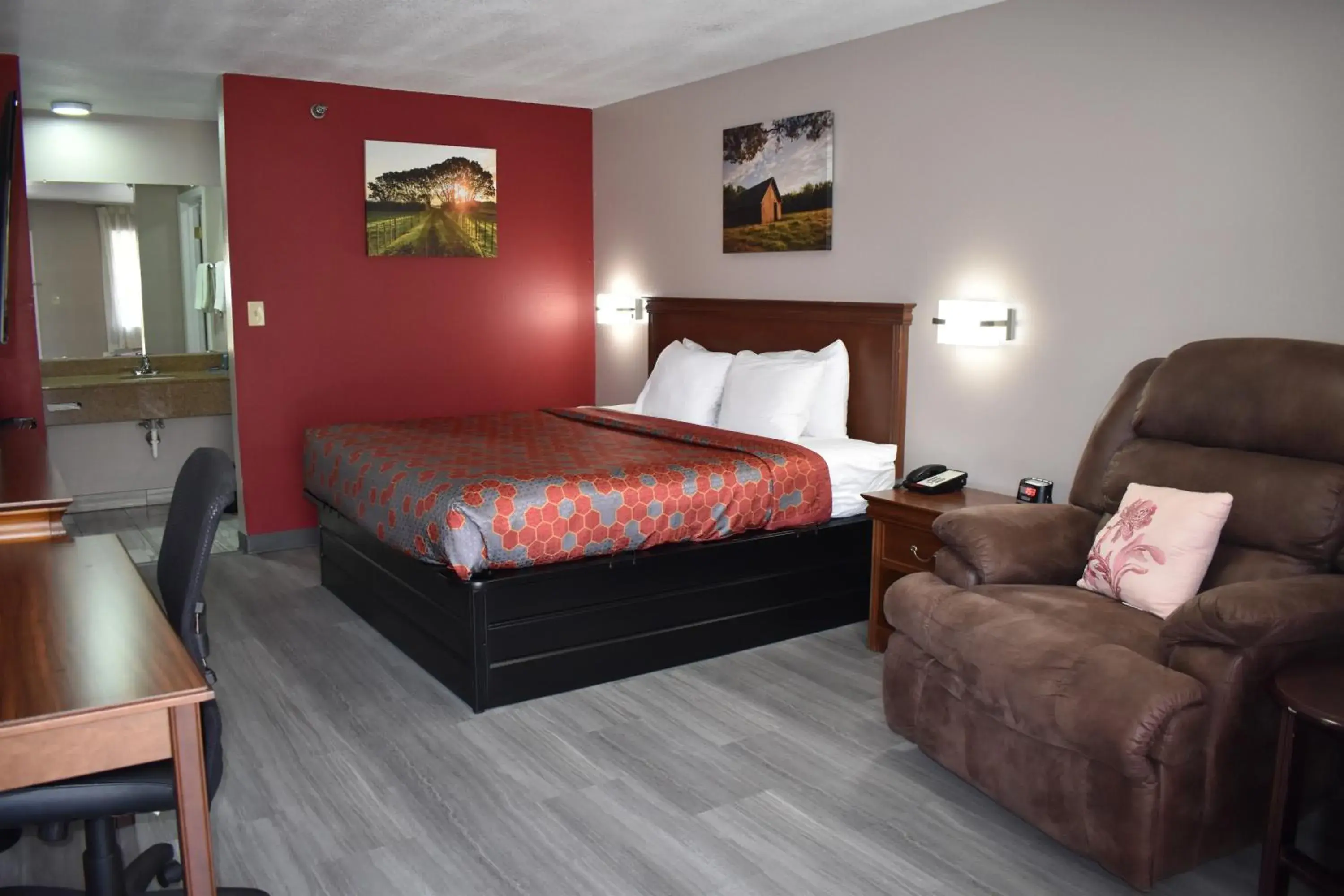 King Room - single occupancy in The Heritage Inn, Inc King Room - single occupancy in The Heritage Inn, Inc